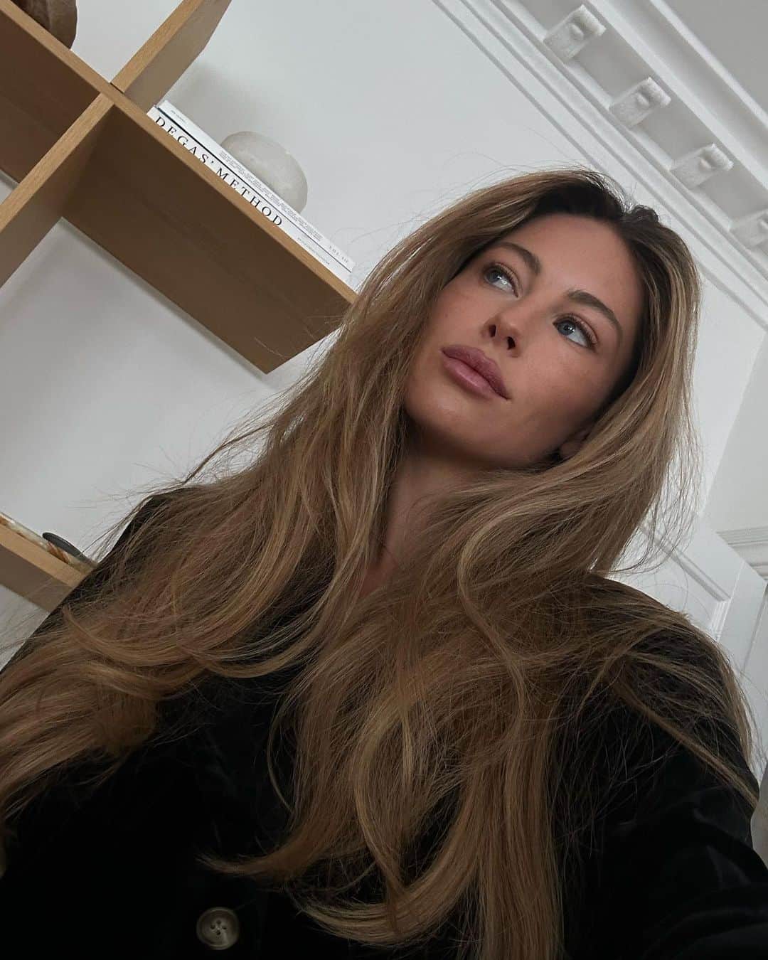 Mathilde Goehlerのインスタグラム：「Annonce.. Hair by @cimmahony @studiocimmahony 🤎」