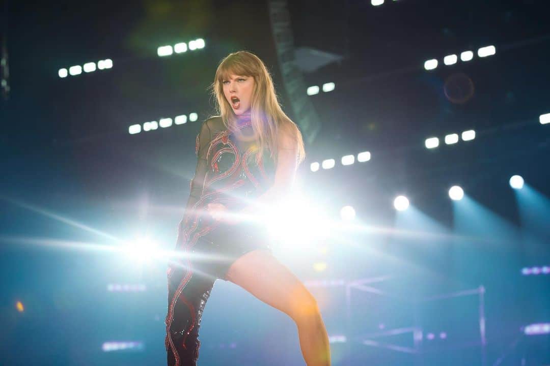 のインスタグラム：「Ahhhhh Detroit that was so much fun!! First time I performed at Ford Field was singing the anthem there in 2006 and I remember thinking it felt impossible for a place to be that big, I was sooo insanely nervous - Thanks to those crowds this weekend for your endless energy and extremely loud scream-singing, you made us feel right at home. See you very soon Pittsburgh 🫶  📷: @rockstarprophoto / @gettyimages」