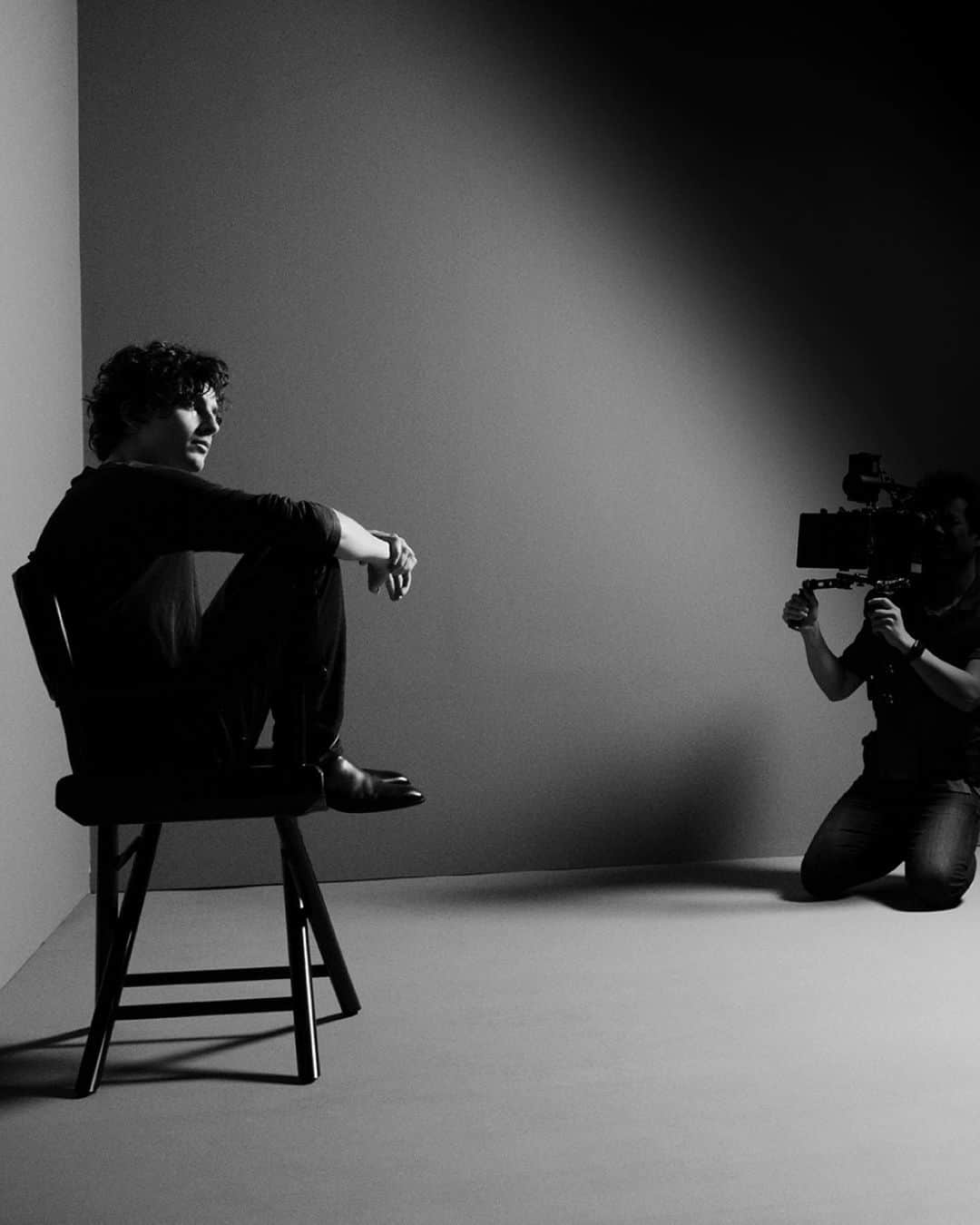 シャネルさんのインスタグラム写真 - (シャネルInstagram)「BLEU DE CHANEL BEHIND THE SCENES Go behind the scenes on the new BLEU DE CHANEL campaign with Timothée Chalamet.  Discover on chanel.com  @tchalamet  @mario_sorrenti   #BleuDeCHANEL #CHANELFragrance」6月12日 3時18分 - chanelofficial