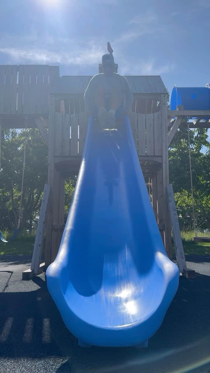 テイラー・ロートナーのインスタグラム：「Sliding into the new week like 💁🏽‍♂️」