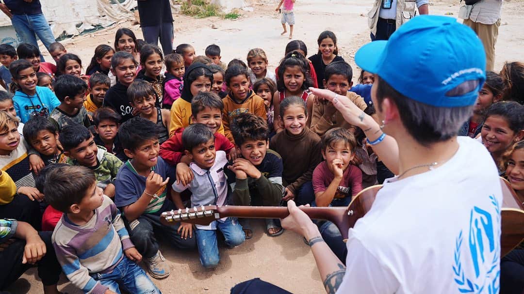雅-MIYAVI-さんのインスタグラム写真 - (雅-MIYAVI-Instagram)「This year, before the World Refugee Day (June 20th) I visited again Lebanon, a country I first visited with UNHCR back in 2015.   While I was initially nervous about visiting the refugee settlements for the first time, especially in the aftermath of the Syrian crisis, I soon found a possible role for music in brining a little joy to the children there as I witnessed the spark in their eyes at the moment when I played the guitar. I truly felt touched and humbled by our ability to connect one another in difficult times.   When I first arrived in Lebanon this time, I was hopeful that things might be getting better. But as I quickly learned, the reality is far from simple, and due to additional hardships caused by the Covid-19 pandemic, the explosion in Beirut, wheat crisis, and the earthquake, everyone, including the Lebanese are suffering deeply.  Despite the continued hardships faced by both refugees and Lebanese people alike, I found comfort in the smiles of the kids I met. Those smiles served as a beacon of hope and inspiration as we continue the fight for a better tomorrow.  Not only refugee communities but also Lebanon need urgent support from the international community all over the world. They need us more than ever before.   世界難民の日（6月20日）を前に、2015年以来となるレバノンを訪れました。レバノンは UNHCRのミッションとしてはじめて訪れた国でもあり、自分にとっても思い入れのある特別な場所です。  ７年前と比べて状況が良くなっている可能性を期待していましたが、現実はそう単純なものではなく、新型コロナウイルス発生後も、ベイルートでの爆発事故、ウクライナ情勢による小麦危機、政治不安定による経済危機、そして記憶にも新しいトルコ・シリアでの大規模な地震による影響など、度重なる困難に直面し、難民だけでなく、レバノンの皆さんも相当に困難な生活を強いられている状況を目の当たりにしました。  苦難の中にありながらも、子供たちの笑顔は明るい未来を切り開いていくための希望とインスピレーションになってくれます。彼らの心に残る笑顔が示す意味はすごく大きく大切なものだと今回の旅でも改めて実感したし、何よりこちらまで大きなパワーをもらいます。  難民の方々だけではなく、レバノンに住む人々にとっても行く先の見えない困難な状況が続く中で、僕たちを含むグローバル社会からの継続的な支援とバックアップを必要としています。  📸 by @houssam.h264   #世界難民の日」6月12日 3時20分 - miyavi_ishihara