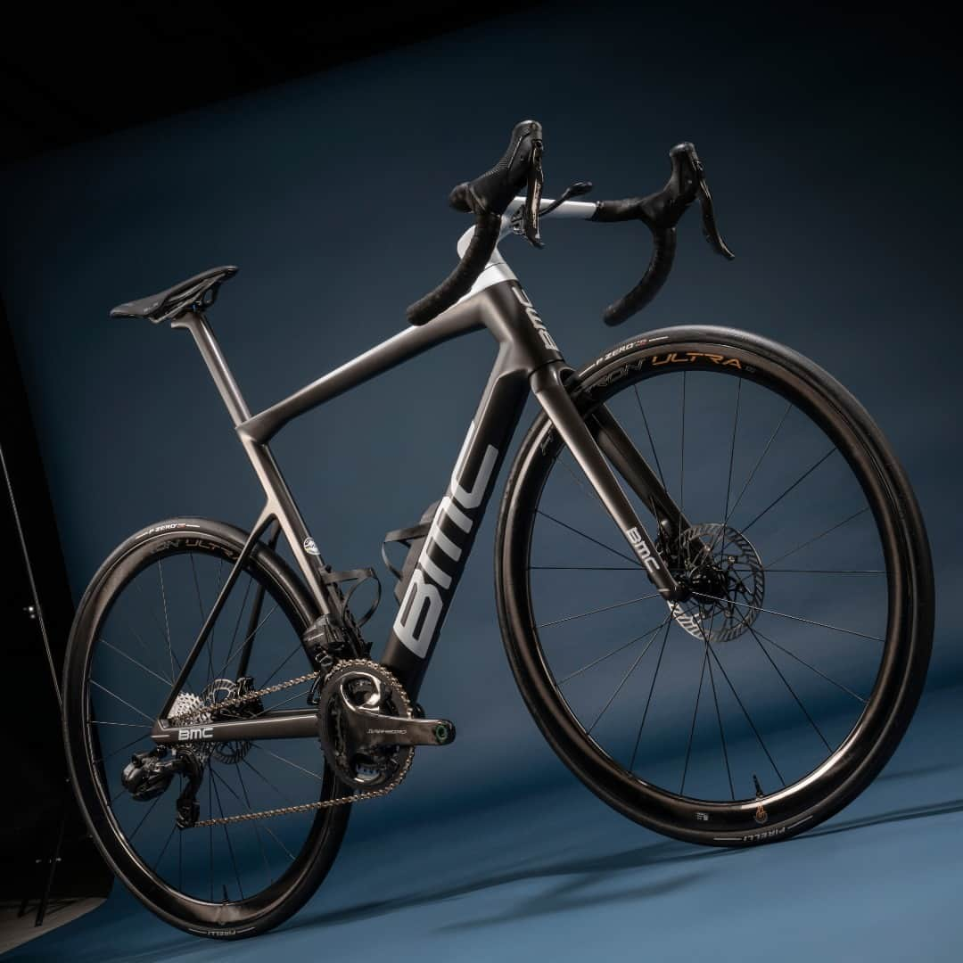 カンパニョーロさんのインスタグラム写真 - (カンパニョーロInstagram)「The iconic BMC Teammachine SLR01 TWO  x Campagnolo Super Record Wireless.  Ultimate performance and ultimate sophistication - Swiss and Italian craftsmanship and engineering has created a blueprint for modern road bikes.   With aerodynamics, speed and style at the core, this bike has been designed to take you on a stunning ride, every time.  #Campagnolo #DreamBigger #SuperRecordWireless #ShiftYourDimension」6月12日 3時21分 - campagnolosrl