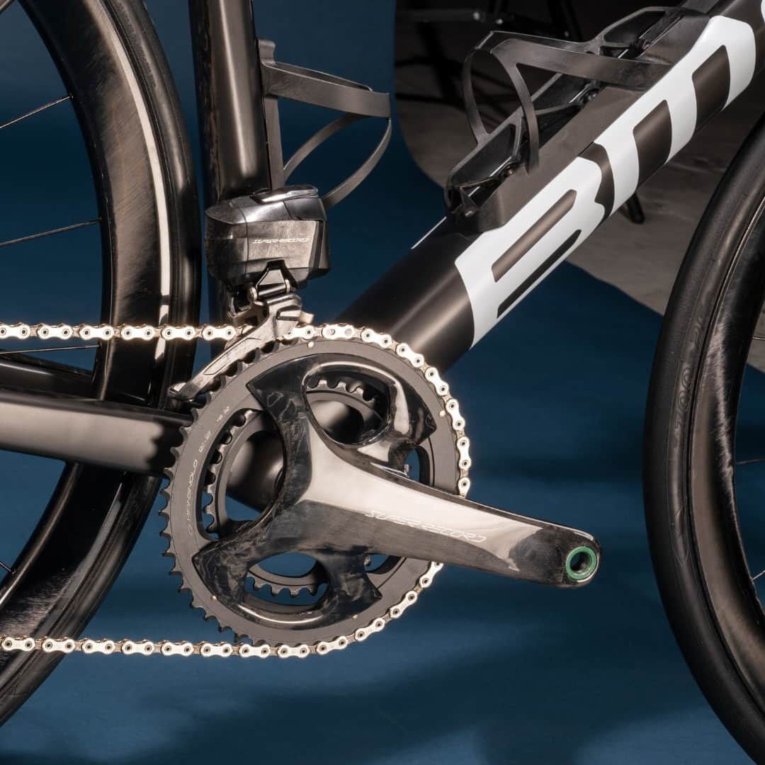 カンパニョーロさんのインスタグラム写真 - (カンパニョーロInstagram)「The iconic BMC Teammachine SLR01 TWO  x Campagnolo Super Record Wireless.  Ultimate performance and ultimate sophistication - Swiss and Italian craftsmanship and engineering has created a blueprint for modern road bikes.   With aerodynamics, speed and style at the core, this bike has been designed to take you on a stunning ride, every time.  #Campagnolo #DreamBigger #SuperRecordWireless #ShiftYourDimension」6月12日 3時21分 - campagnolosrl