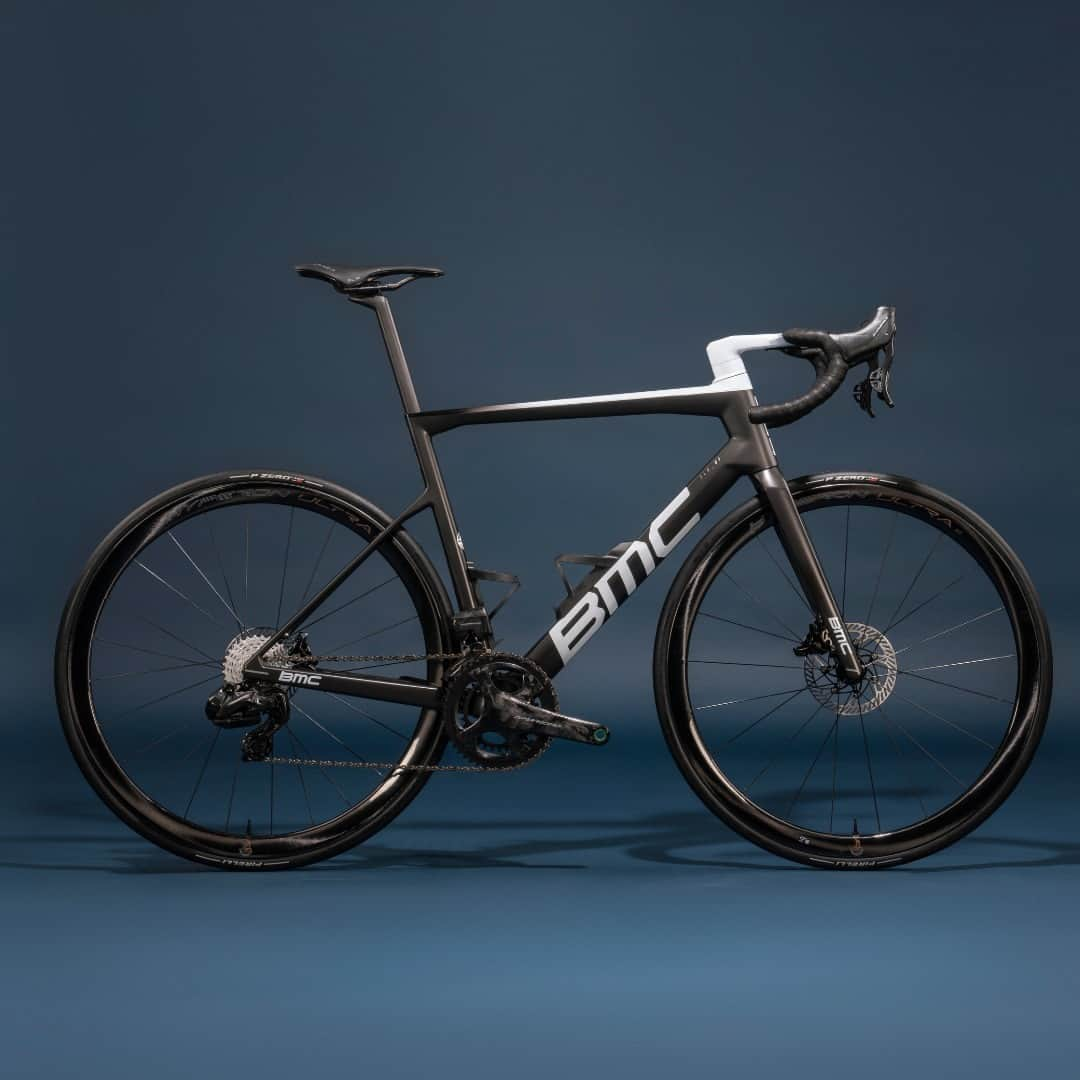 カンパニョーロさんのインスタグラム写真 - (カンパニョーロInstagram)「The iconic BMC Teammachine SLR01 TWO  x Campagnolo Super Record Wireless.  Ultimate performance and ultimate sophistication - Swiss and Italian craftsmanship and engineering has created a blueprint for modern road bikes.   With aerodynamics, speed and style at the core, this bike has been designed to take you on a stunning ride, every time.  #Campagnolo #DreamBigger #SuperRecordWireless #ShiftYourDimension」6月12日 3時21分 - campagnolosrl