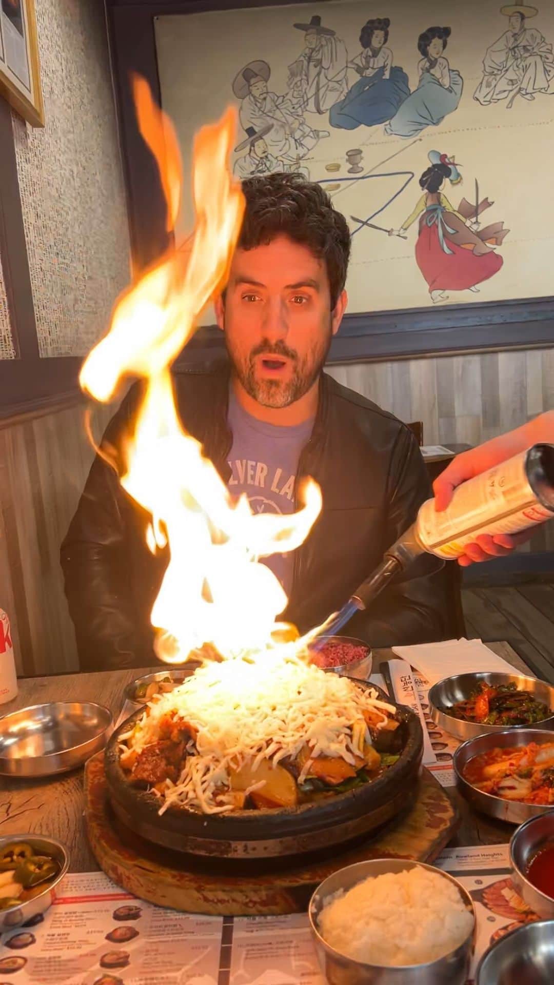 エド・ウィークスのインスタグラム：「BURNING CHEESE BEEF! for god’s sake at the fabulous @sunnongdan 🇰🇷 #WeeksEats . #koreanfood #galbijjim #kimchi #losangeles #foodreview #foodporn」