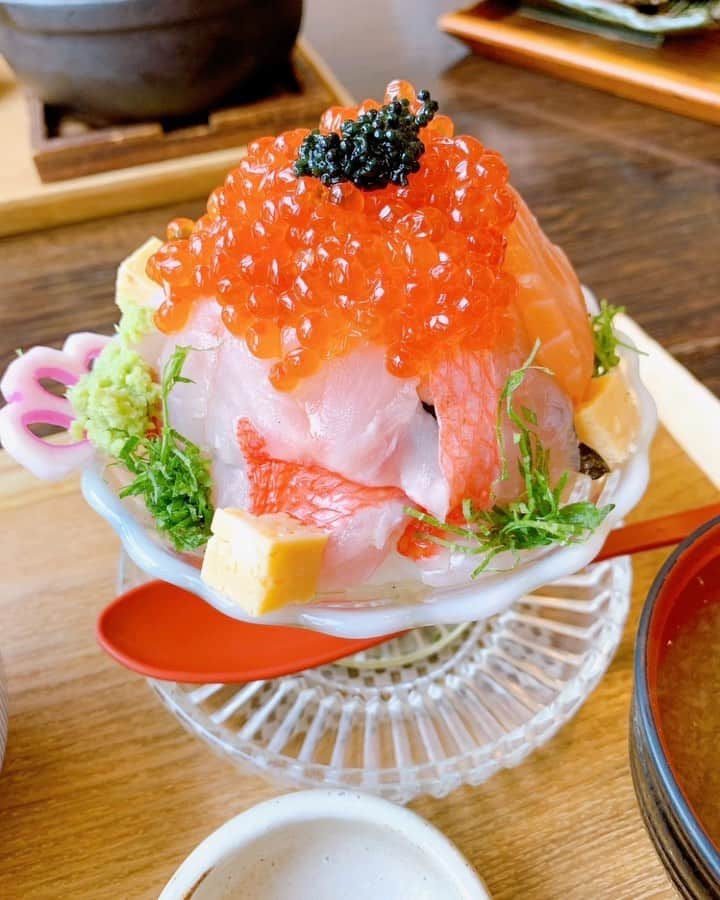 メロディー・モリタのインスタグラム：「Sights and sounds video dump of Japan in early Summer🇯🇵💚 初夏の日本✨  Nothing tops Japan's beautiful presentation and unique, intricate flavors. The sukiyaki at Wakuden in Slide 2 was out of this world😍  I've always loved being in peaceful areas surrounded by lots of green than busy cities, and the retro train in Slide 3 was like straight out of a Ghibli movie. But then you step out and find an Information Center run by a robot and a meat vending machine that's #OnlyinJapan. Love that we can finally travel with ease internationally🙌 Already planning the next trip and what to eat😋 lol  日本はどこへ行っても美味しいお食事がたくさん！特にアメリカではなかなか食べることができない鮎、そして生卵に漬けていただくすき焼きがとても感動的でした💖  緑に囲まれて時間がゆったり流れていく空間がとても好きで、３スライド目のレトロな電車や音に癒されます☺️  ...と思ったら、ロボットのインフォメーションセンター、お肉の自動販売機があったりと、日本の最新技術＆遊び心も面白い！  やっと以前のように制限なく海外へ行けるようになって、次はどこへ行こうかと計画を立てるだけでワクワクします✨」