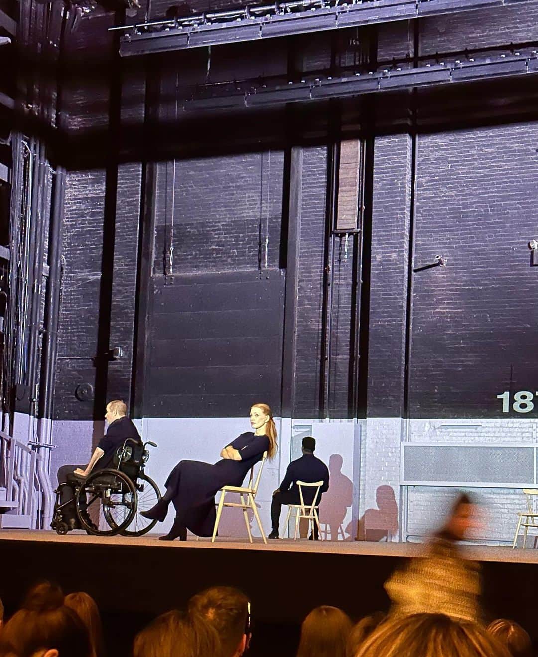 アナベル・ウォーリスのインスタグラム：「Thank you for an incredible night at the theatre @jessicachastain  “A Dolls House” is exceptional. Congratualtions to all the incredible actors and the entire creative team. 🌹」