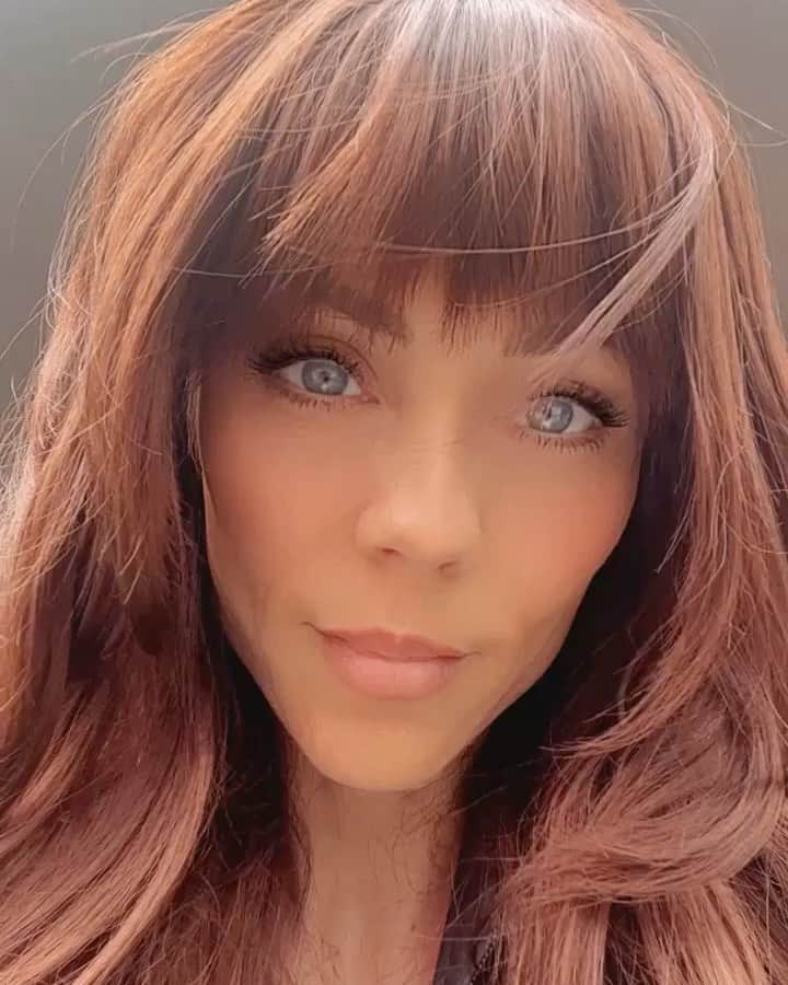 ローラ・ヴァンダーヴォートのインスタグラム：「I love my job! That’s a wrap on ‘Frances’ and Newfoundland (for now..) Crossing the finish line as a redhead 😂   The nicest cast/crew and overall people. Thank you for your hospitality.」