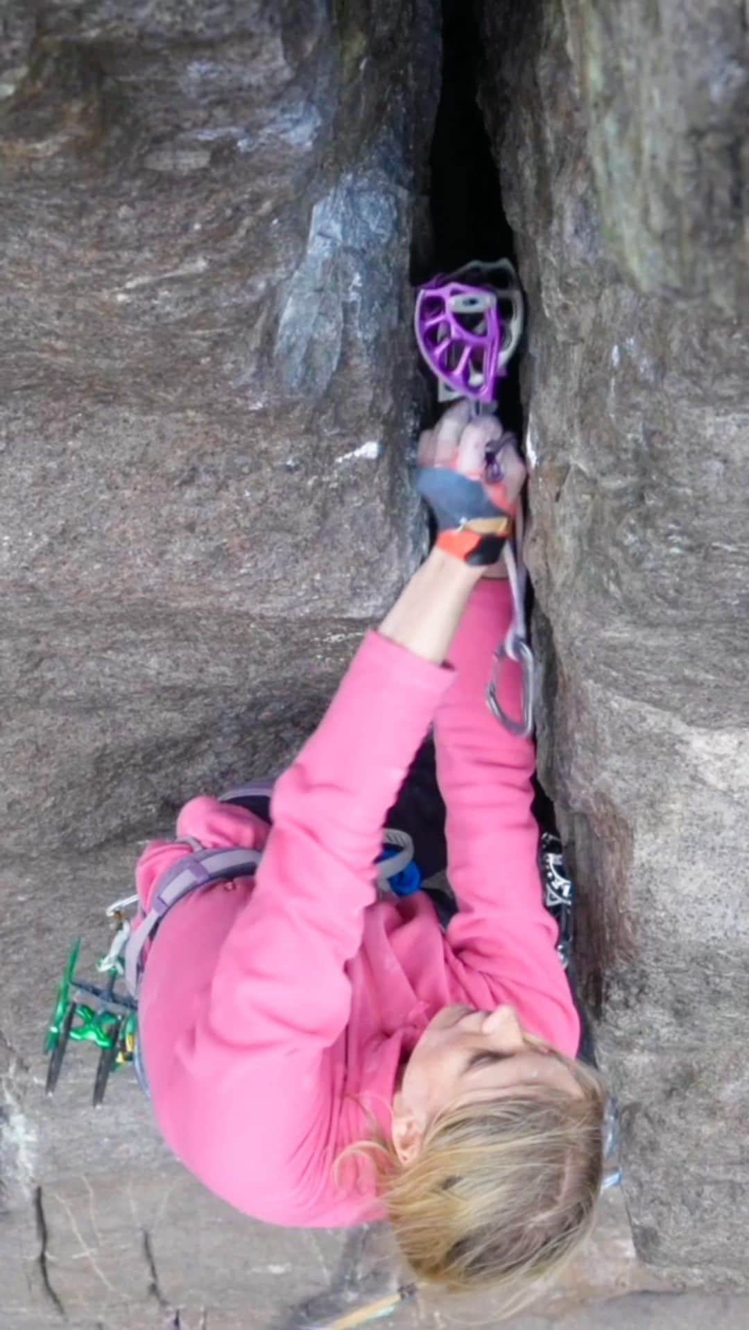 マチルダ・セーデルルンドのインスタグラム：「Crack climbing with @petewhittaker01 and @emil_abrahamsson_ at the enormous ‘Profile Wall’ in Norway 🇳🇴🧗‍♀️ Watch us tray hard in the latest @wide_boyz YouTube video (the route is 7b but felt like 8b tbh 😆)  🎥 @wide_boyz / @petewhittaker01   #climbing #tradclimbing #crackclimbing #norway」