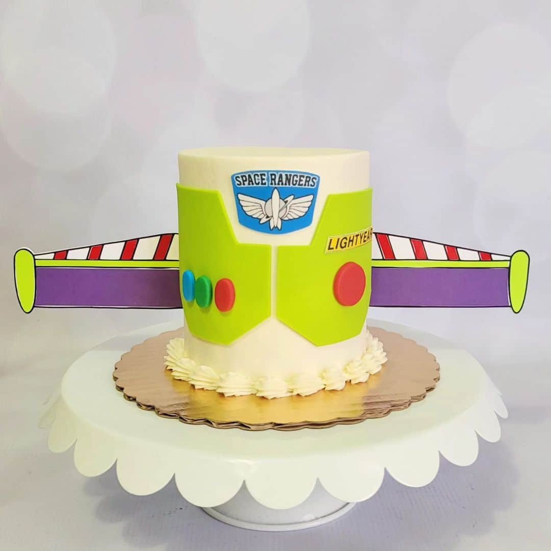 Honey Bee Cakesさんのインスタグラム写真 - (Honey Bee CakesInstagram)「Buzz and Woody Smash Cakes Wings by @thekreationstation.915」6月12日 3時58分 - matthawkonline