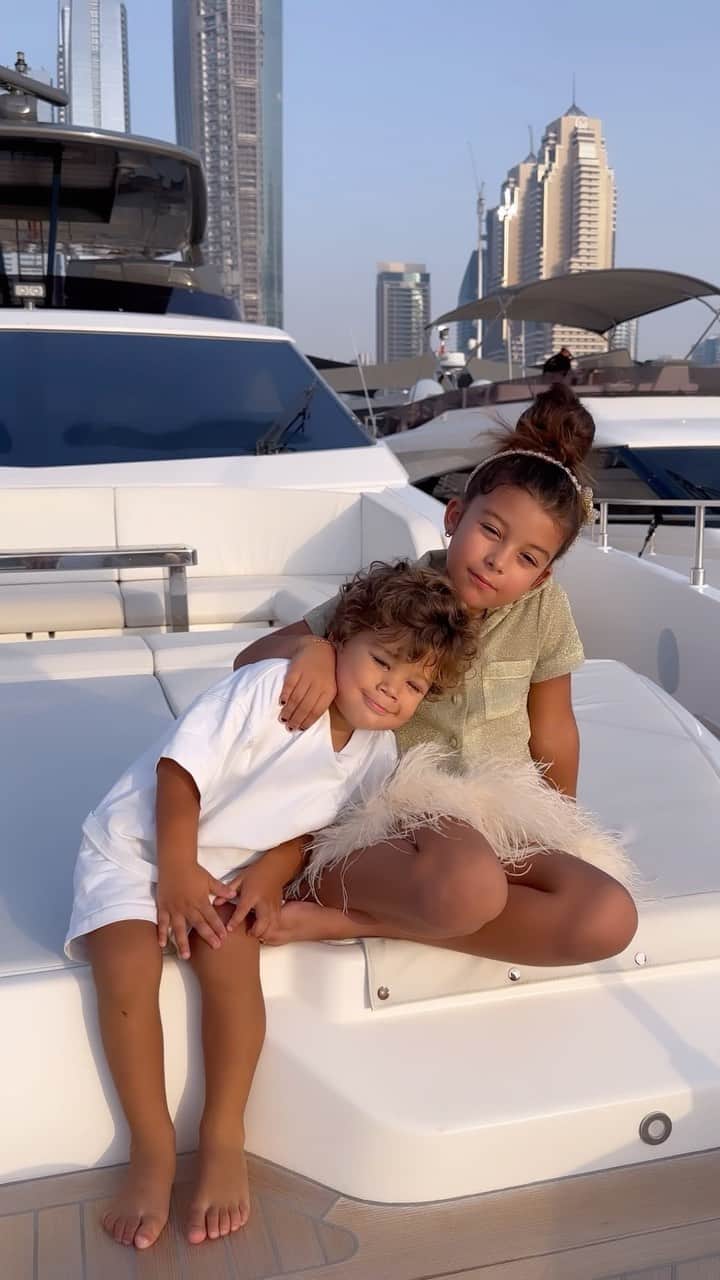 デニス・アオゴのインスタグラム：「Wir hatten heute einen ganz besonderen Tag 😍 danke an @swiss.yachts für dieses unvergessliche Erlebnis 💫 ich werde es immer im Herzen tragen !」