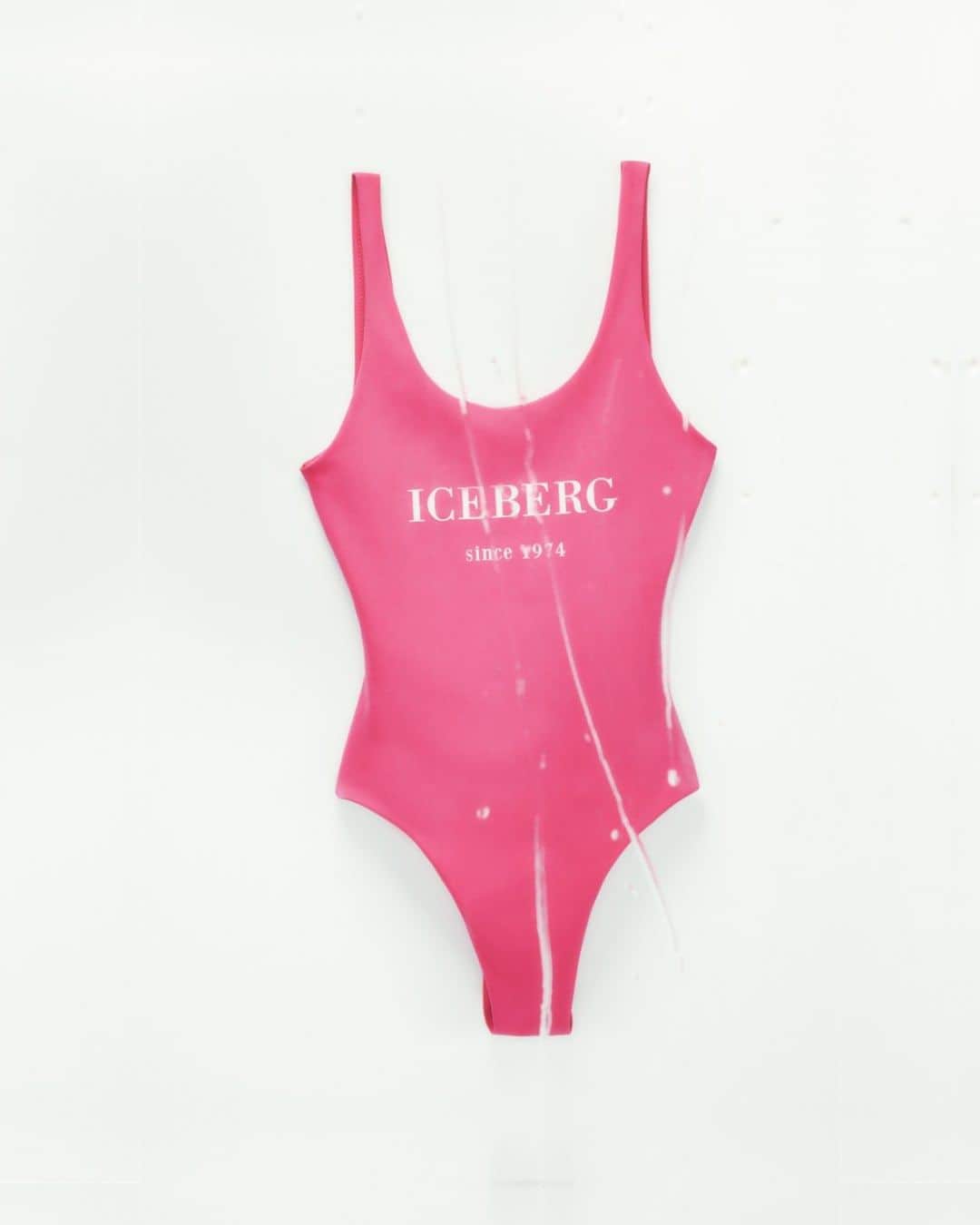 アイスバーグのインスタグラム：「Beach ready. Shop ICEBERG one piece beachwear in new silhouettes and vibrant colors in store and at iceberg.com  #iceberg1974 #iceberg #ss23 #icebergbeachwear #beachwear」