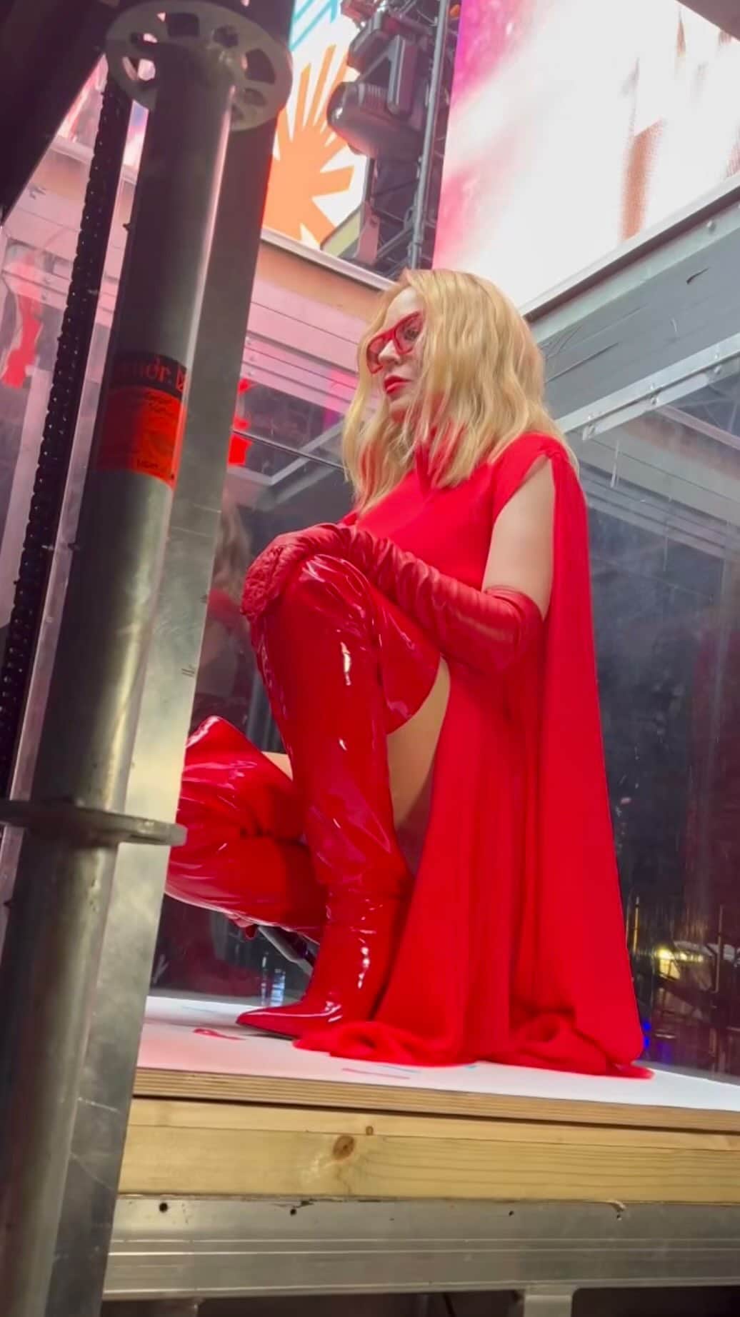 カイリー・ミノーグのインスタグラム：「When you’re about to ❤️ PADAM PADAM ❤️ at WEMBLEY STAAAAADIUUUM! What a treat to surprise you all at @capitalofficial ‘s Summertime Ball! 😘😘😘  #CapitalSTB」