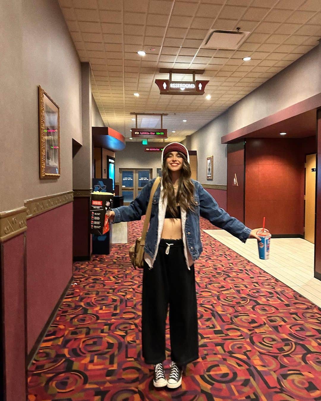 Acacia Brinleyのインスタグラム：「I saw the little mermaid」