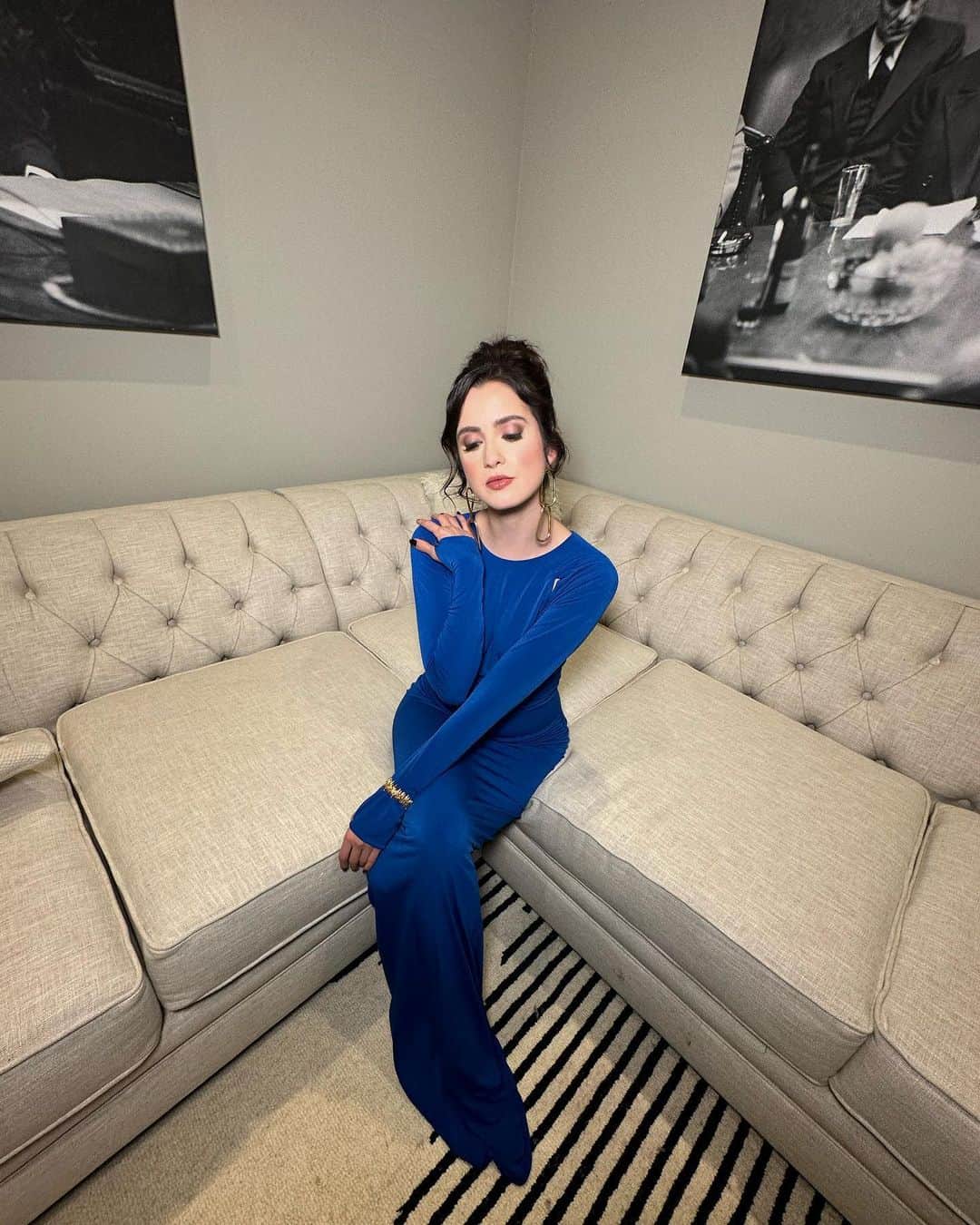 のインスタグラム：「Might be a tad obsessed with the color blue after last night… Thank you @thirstproject for a beautiful night 💙💙💙」