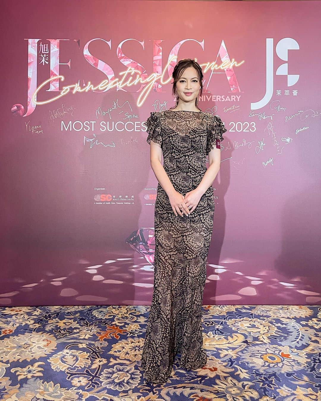 Ruby Kwanのインスタグラム：「An amazing evening. The JESSICA Most Successful Women 2023 Award Presentation and Gala Dinner.   Thank you so much @jessicamagazinehk & @pollysohk for having me as one of the JESSICA Beauty Buzz. A touching and fun filled evening to get together with the fellow beauty guru (@ghlchan @alliechan_ @pinkevolution @myyoann @virginialyc @ccl_charlie_ ) and buzzing together. ❤️  #JESSICAMagazine #JESSICAMSW2023 #JESSICABeautyBuzz #BeautyBuzz #rubykwan #rougecloset   Thank You ❤️ Hair @johnchung_barbieri  Makeup @wforwendy_mua  Gown @delavaliofficial」