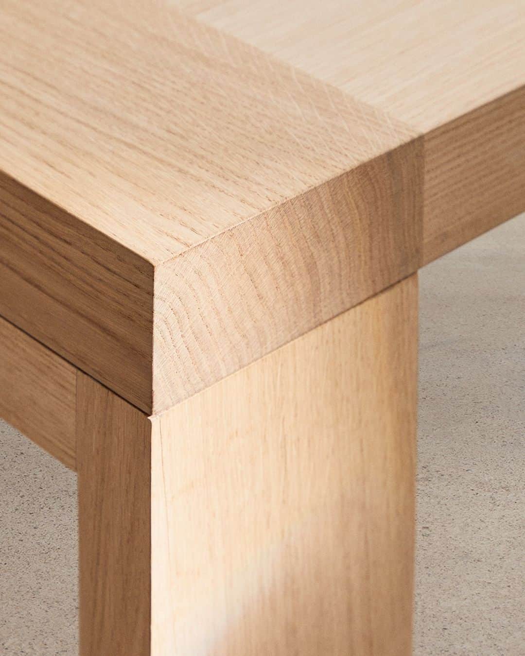 Zara Homeさんのインスタグラム写真 - (Zara HomeInstagram)「Crafted in solid oak, the sturdiness and generous proportions of this table make it the ideal element with which to define a room. ZARAHOME+ by Vincent Van Duysen, Collection 02. Available now.」6月12日 4時30分 - zarahome