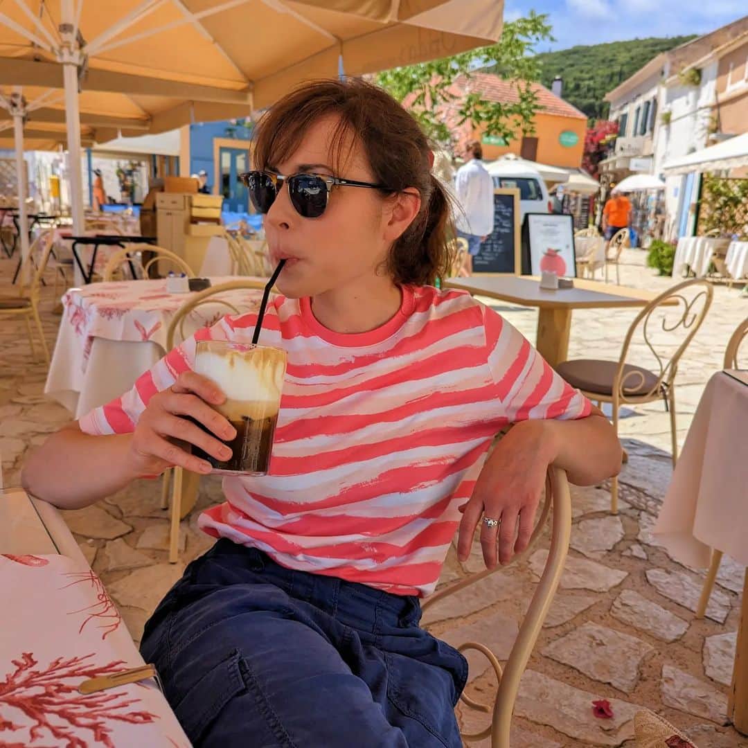 Rose Dixのインスタグラム：「Making sure I drink plenty of water.」