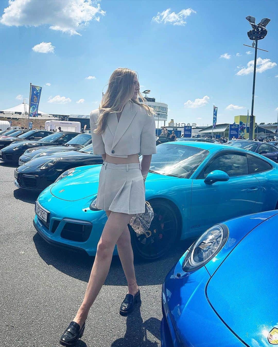 トニ・ガーンのインスタグラム：「Got to experience the Porsche FESTIVAL of DREAMS this weekend in Hockenheim and it was incredible! @porsche I’m in love with your cars, culture and team- It was the biggest pleasure hanging with everyone involved 💙 can’t call it work #dreamjob #festivalofdreams #drivenbydreams」
