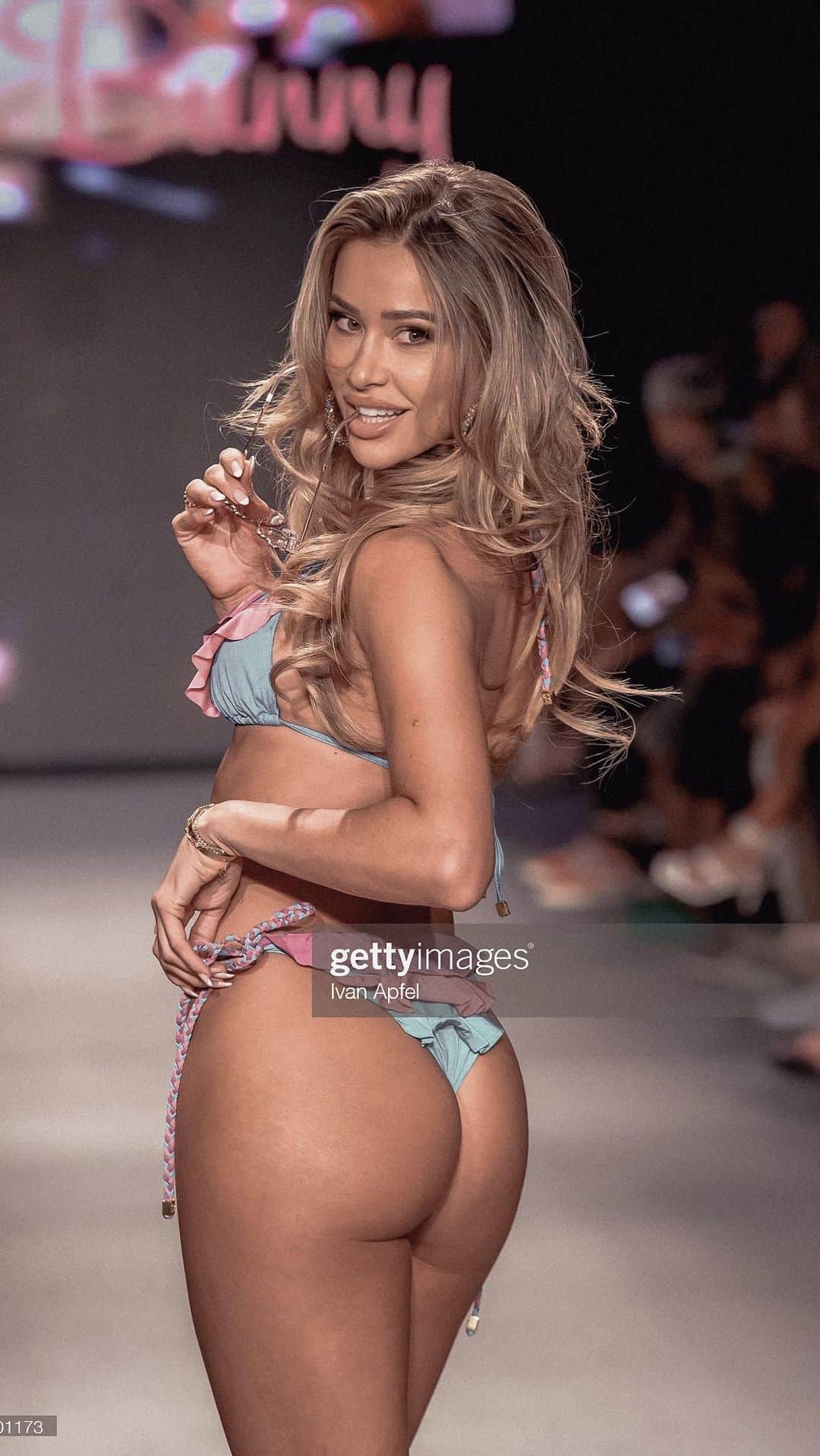Cindy Pradoのインスタグラム：「💞 @beachbunnyswimwear 💞 #miamiswimweek」