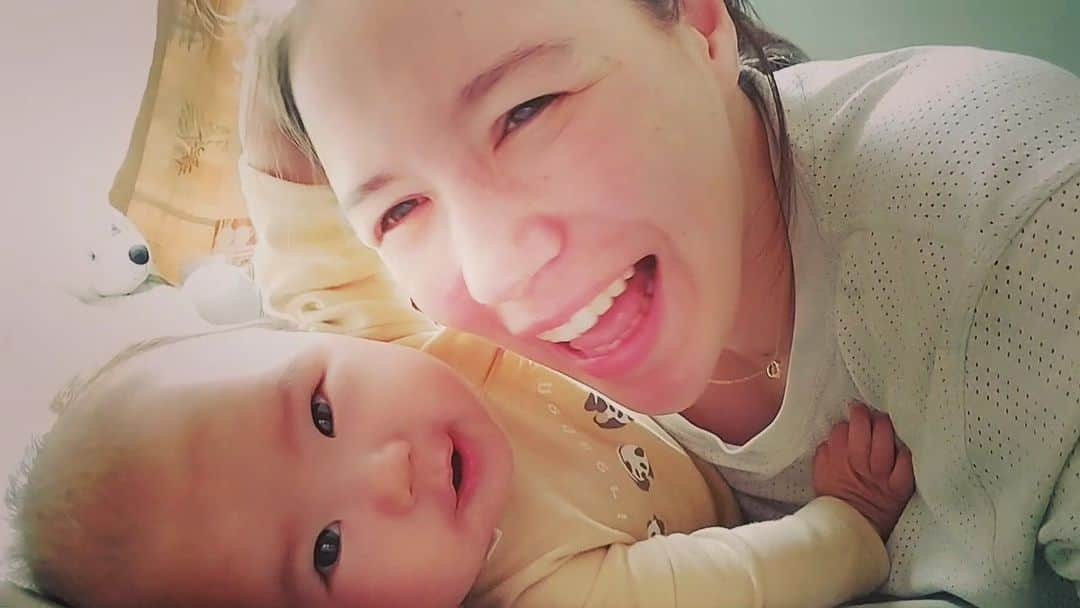 市場紗蓮さんのインスタグラム写真 - (市場紗蓮Instagram)「データフォルダが👶だらけ！  お宮参りとかお食い初めとか、 色々あるの載せたいなあ。  忙しく充実した日々を過ごしているけど ちゃんと記録しておきたいことが流れてっちゃう。 今年がほぼ半分過ぎようとしてる。  今日はじめて👶が鼻水を垂らしてて 、なかなか寝つかなくて、 寝てもすぐ起きる繰り返し。  ちょっとドキドキしながら隣で寝るところ。　 って書いて寝落ちして、 夜中2度めの授乳しつつ3時半なのに 完璧に目を覚ました👶といちゃいちゃ。笑  2ヶ月まではよく寝てたのになあ。 5ヶ月間近の今はまあよく起きます。 ちゃんと20時にには眠そうにして ベッドいれたら24時くらいまでは 通して寝るんだけどなあ。 24時、2時、4時、6時と習慣になってる。 たまに一回スキップすると嬉しい。笑  昨日と今日は5回くらい起きてて、 なんかたぶん少し体調悪いのかなぁ。 寒くないか暑くないか おむつ(最近めっちゃずれて困る)はどうか、 授乳どのくらいあいてるか、 のどかわいたりしてないか、 いくら考えてもまだ微妙なラインは 本人もわからないから予測しかできず。  ほんとに体調悪くなってしまったとき、 すぐに気づける自信がなくて。  育児めちゃくちゃ楽しくて幸せだし 👶の前でご機嫌でいるように頑張れてる！ ただ小さい変化に気づく余裕は 日々の蓄積で鈍くなってる😭😭　  だってずっと泣いてるもの。笑　  なんかしてて泣いても すぐ駆け付けられない時も。 申し訳ないと思いつつ。 泣いてる！なんでだ！って分析してたけど 最近は泣き声て急ぎかそうじゃないか わかっちゃうが故に少し待たせてる。 おばさんが腹筋ついていいよって 言ってくれたのが結構救い。笑  👶も私も夜通し寝れるようになるのかしら。　 睡眠不足が日中のQOLと 色んなことにむくアンテナ妨害してる😇　 睡眠不足もさ、自覚ないのよね。 たぶん皆そうだとおもうんだけど🫠🫠  10分仮眠する、みたいなことを 時間ある時したいのに、頭が冴えてできない。　 週に1〜2度👶がめっちゃ寝る日があって、 そういうときはお昼寝1〜2時間一緒にしてる。  たぶんこの写真は一緒にお昼寝してた 👶がご機嫌な笑い声で話しかけてくれてる イチャイチャタイム。 これもまあまあ前の写真だなあ🙃🙃  あかちゃん、お話いっばいして 絵本読んでもっかい授乳してるうちに寝ました。 これは朝ごはんくらいまで寝てくれそう、、！  ベッド戻るかあ〜。  おやすみ(4:50)」6月12日 4時53分 - sharendayo