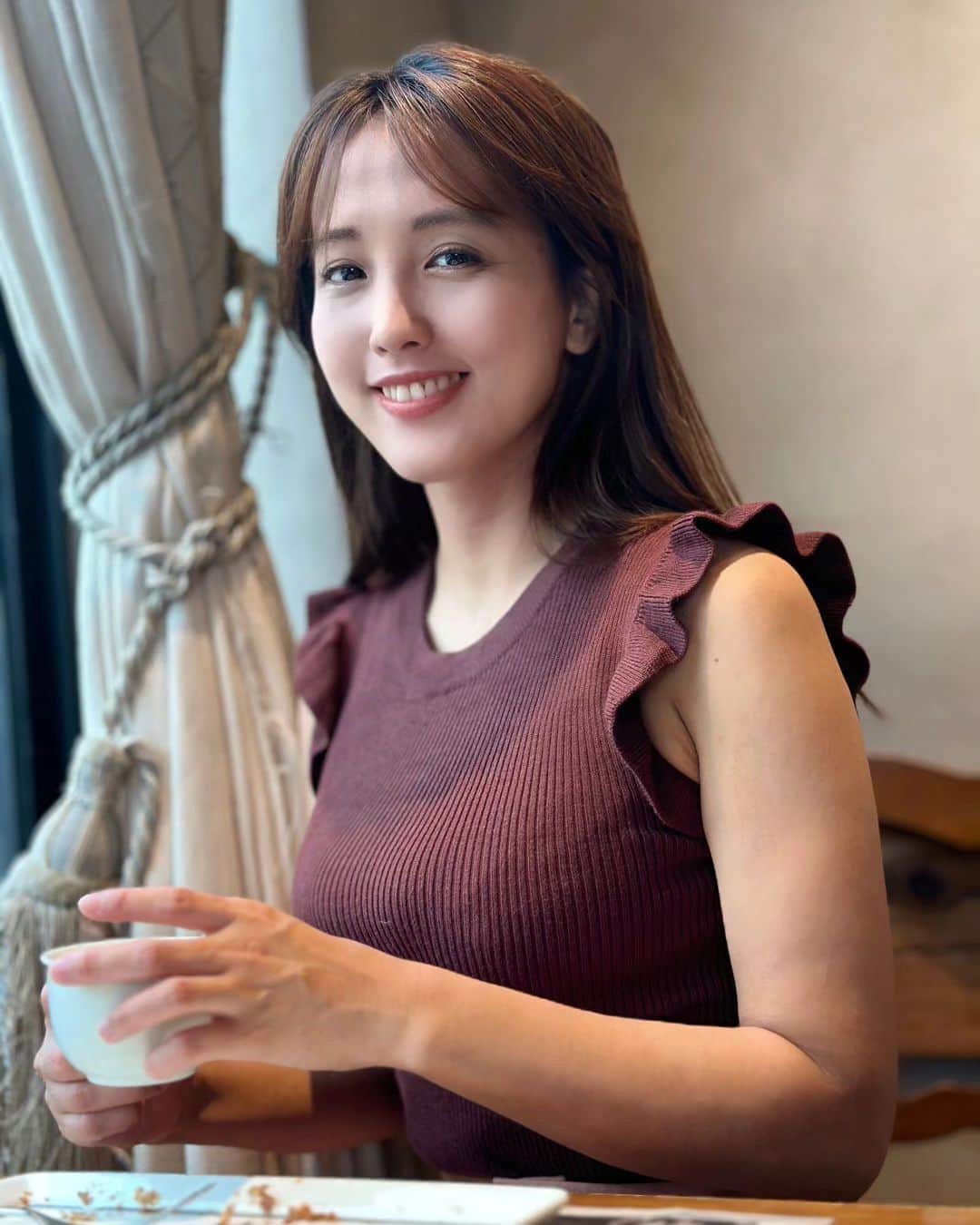 日里麻美さんのインスタグラム写真 - (日里麻美Instagram)「＊ センター分けを主張  最近、前髪の行方迷ってるー(T_T)  分けたほうがいいのか違うほうがいいのか、、、  電子写真集イベント 【ゲスト】相原美咲・篠見星奈・てるる・日里麻美※五十音順 【開催】2023年6月24日（土） 【開場】17:50 【開演】18:00 【定員数】50名様 【会場】ソフマップAKIBA アミューズメント館8F 【集合場所】ソフマップAKIBA アミューズメント館8F 【イベント内容】トーク＆特典会※出演者は水着となります。  【イベント参加方法】 パスマーケット上にて『イベント参加券(サイン入り個別水着2ショットチェキ券１枚付)』をご購入のお客様は先着で特典会にご参加になれます。 【特典会内容】※当日会場内レジでも販売いたします。 個別水着撮影券（30秒） ¥2,000（税込）※ソロチェキ変更可 追加水着2ショットチェキ券（サイン付） ¥2,000（税込）  予約の方法は ハイライトの「イベントの予約」 から🧡 予約まってるよー🥰  * *  【販売中】 💠抑えきれない胸の鼓動　DVD & Blu-ray Amazonなどで購入できます 💠グラビア学園　グラビア動画&デジタル写真集　Amazon、DMMで購入できます  【TV、Web】 💠さまぁ～ずチャンネル　『訳あり女』『アシスタントオーディション』  💠YouTube　『ひさっちゃんねる』で検索  💠チョコブラABEMA限定動画  💠Abema「BAZOOKA!!!」#12  【イベント】 💠6/14  まーすた下北沢店 💠6/24  リリースイベント🧡 * * ** #乳圧女  #着衣でも主張　#ヒサグラ #37歳グラビア #おっぱいの大きいお姉さんは好きですか #hisato　#圧撮り」6月12日 4時50分 - hisato.asami