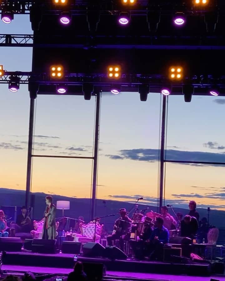 エリザベス・パーキンスのインスタグラム：「When your idol walks on to the stage for the first time in 20 years. Thank you, Ms Mitchell. A stunning, incomparable night. @jonimitchell @brandicarlile @officialannielennox @marcusmumford @officialsarahmclachlan @ilovelucius @allisonrussellmusic @phil_hanseroth @timhanseroth @wigmusic @taylordawesgoldsmith @neumanncello #gorgeamphitheater」