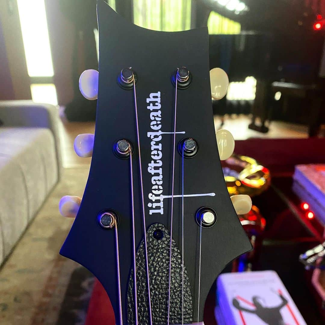 デイヴ・ナヴァロさんのインスタグラム写真 - (デイヴ・ナヴァロInstagram)「(Slide) Thanks to my pal at @vinylguitars for this original @lifeafterdeathstreet acoustic @prsguitars - definitely see him if you are looking for a cool custom graphic for one of your guitars, acoustic or electric!」6月12日 4時57分 - davenavarro