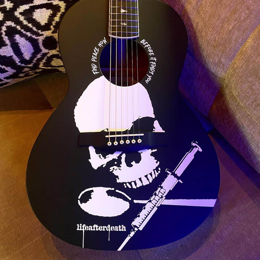 デイヴ・ナヴァロのインスタグラム：「(Slide) Thanks to my pal at @vinylguitars for this original @lifeafterdeathstreet acoustic @prsguitars - definitely see him if you are looking for a cool custom graphic for one of your guitars, acoustic or electric!」