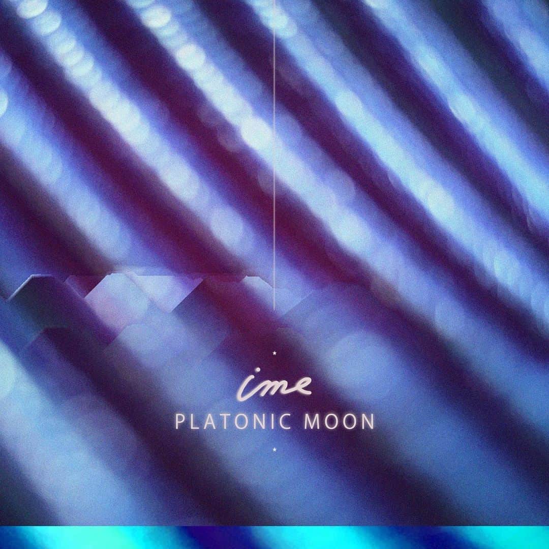mikerr（ミカ）のインスタグラム：「ime 15th Song 「Platonic moon」  2023.6.14(Wed)  作詞、作曲、歌唱、ジャケ @mikerr_33   編曲、作曲、ディレクション、エンジニア @mojutoshiki   MIX.、マスタリング @kwkt_85   この曲がついに、配信されます 願いは一つ、"羽ばたけ🕊"  ほんとに最高な曲ができあがって 長澤くんとも、川北さんとも頷きながら 完成を見届けました❤️‍🔥  変わらない日常の中にある、余白から生まれる 星の数くらいの奇跡があったら、その全てを繋いで、愛の形に作り上げたい。  人は誰でも、余白がないと 笑える日だって、雨模様になる  一息ついてくださいね そのときに、この曲が隣にあったら幸せです🤍  #ime #platonicmoon #bigup #newsingle #music」