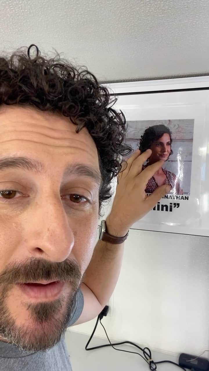 アダム・シャピロのインスタグラム：「comment with how much you cried watching this @neverhaveiever」