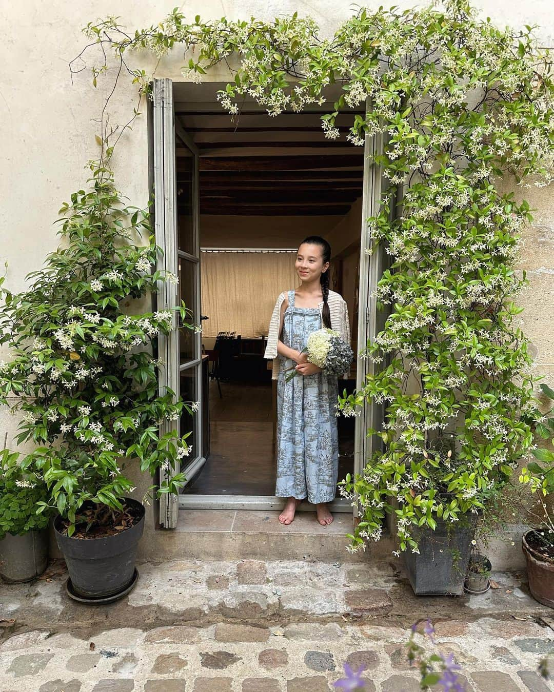 フィロとポンポンのインスタグラム：「Le parfum de l’été, le parfum du jasmin flotte dans notre petite cour Parisienne… Tellement fort, tellement divin qu’il fait tourner la tête !🤍🌿🤍🌿🤍 #ilGufoIntoTheBlue」