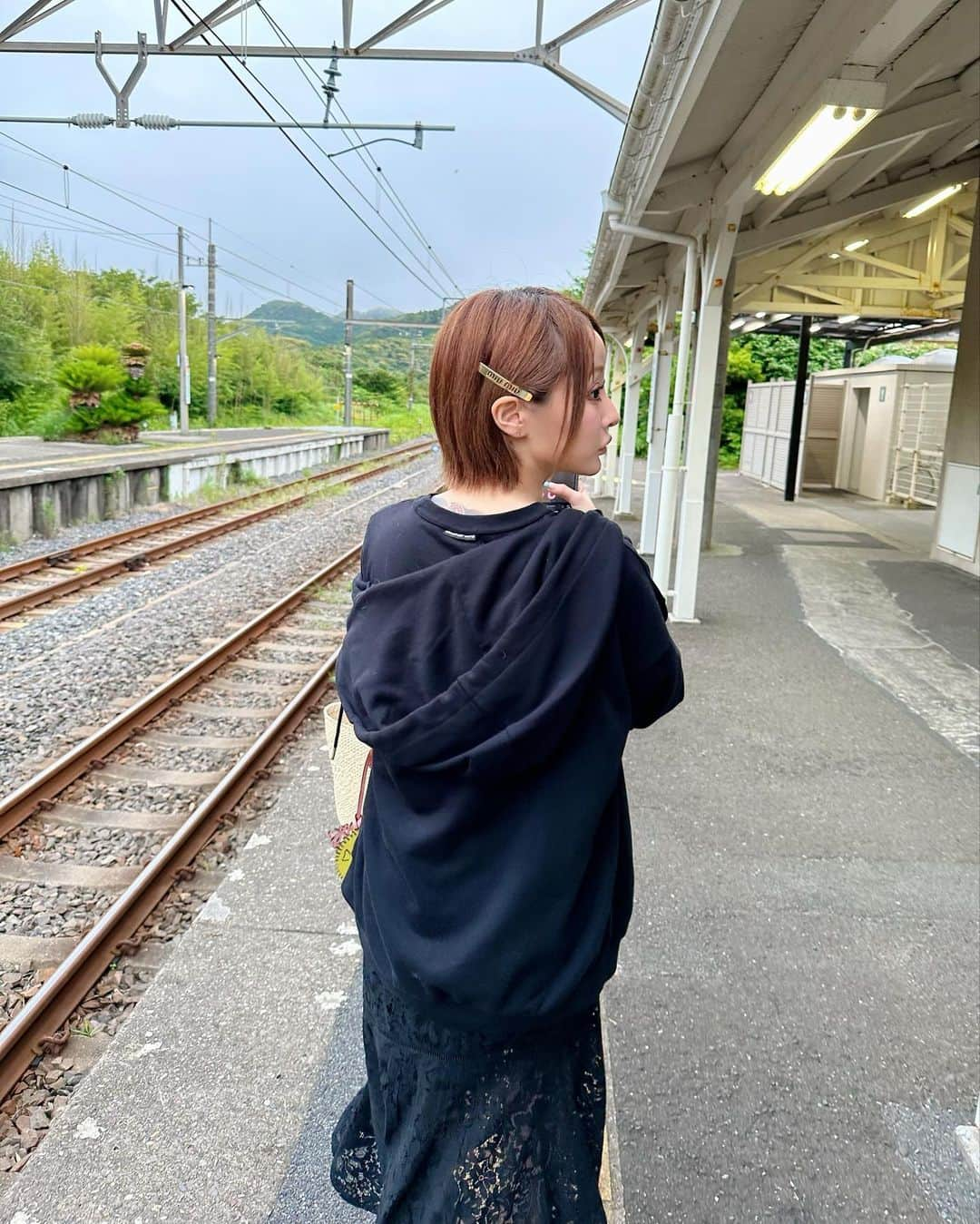 せリかまちょ（奥脇晴梨夏）のインスタグラム：「今年も誕生日迎えてしまいました🎂∗*ﾟ たくさんの人にお祝いしてもらえて 幸せでした(´；ω；｀)🩶 ありがとうございます🥹！幸せ！えーん！  お祝いいつでも受け付けてるので、 ご連絡ください🤣🙏🍾 今年1年たくさん悩む事もあると思うけど、頑張っていきます😌🩷  #歌舞伎町 #誕生日 #bar #happy」