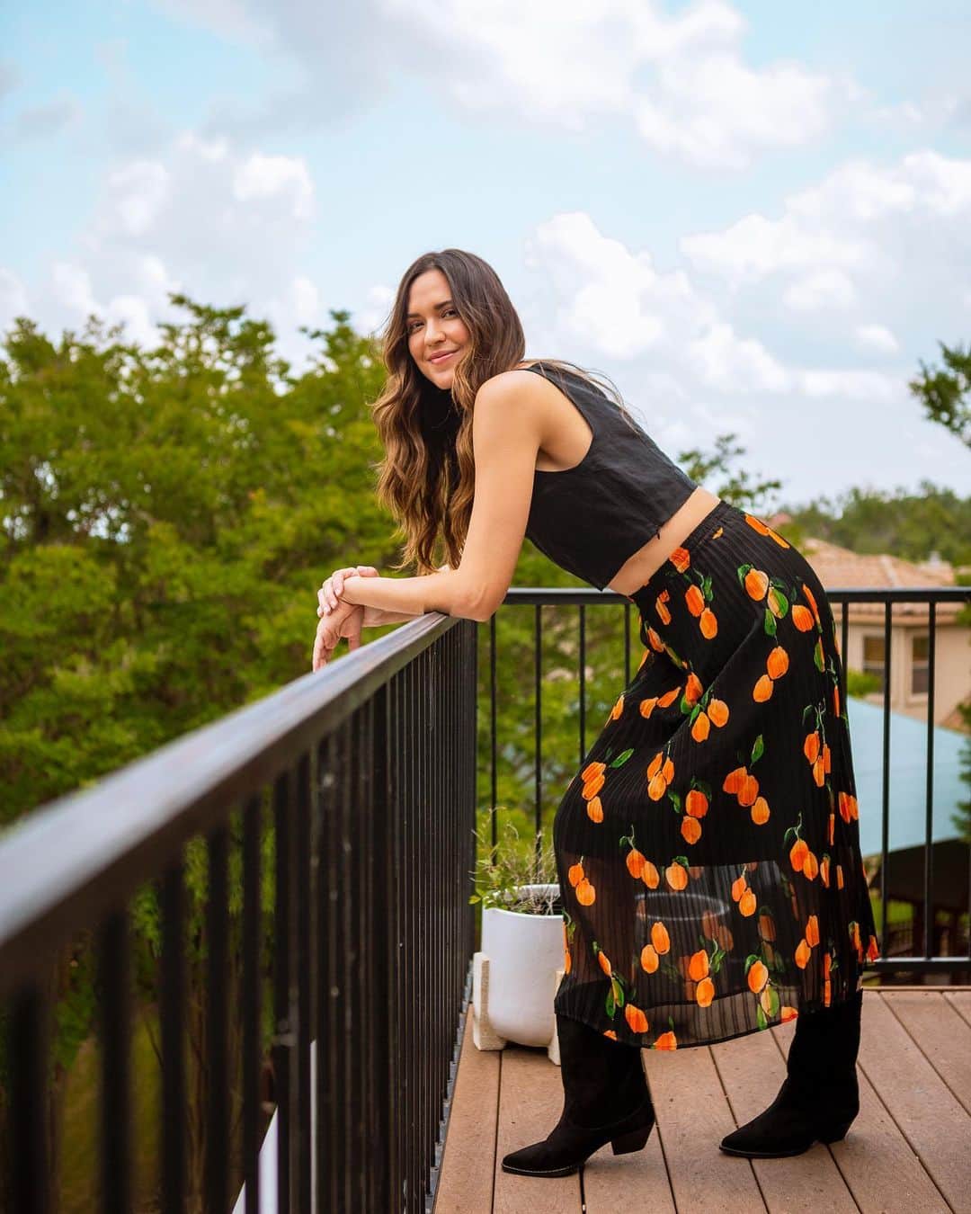オデット・アナブルのインスタグラム：「Honored to be featured @fredasalvador 🤍  Meet FREDA Woman @odetteannable We sat down with our friend and actress to get personal about her career, becoming a mother and summer memories. Join us in welcoming her to the family and read her full interview on our Journal now. Don't miss her Austin recs! WHAT IS SOMETHING YOU'RE LEARNING ABOUT YOURSELF NOW? I am learning that I really love to be alone. Spending time with myself to re-energize and fill my cup is so important. I am an introvert disguised as an extrovert. The right people can energize me and certain personalities can completely deplete me. I have learned that carving time for myself to cook or read or spend time with my girlfriends who understand, see and love me is really important. When I was younger, I really feared being alone. I didnt understand how to fully embrace who was and what I needed. Learning to love all parts of me has been a journey, but embracing the messy and learning and continuing to grow is where the good stuff is. #fredawoman #fredasalvador (Images by @brittanydawn) LINK IN BIO FOR FULL INTERVIEW ✨」