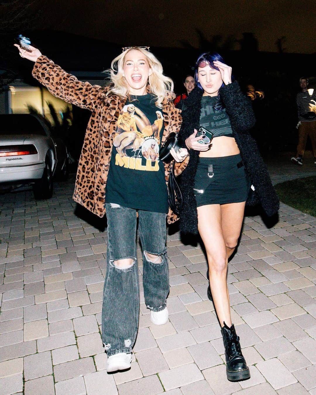 のインスタグラム：「HAPPY BIRTHDAY TO THE QUEEN @marisalopek 💜 always have the best times with you full of so many laughs and deep talks. i’m so happy we met and i love you like a sister even if you think birds aren’t real 😹   swipe to the end to see how we looked 12 hours after this first pic lol」