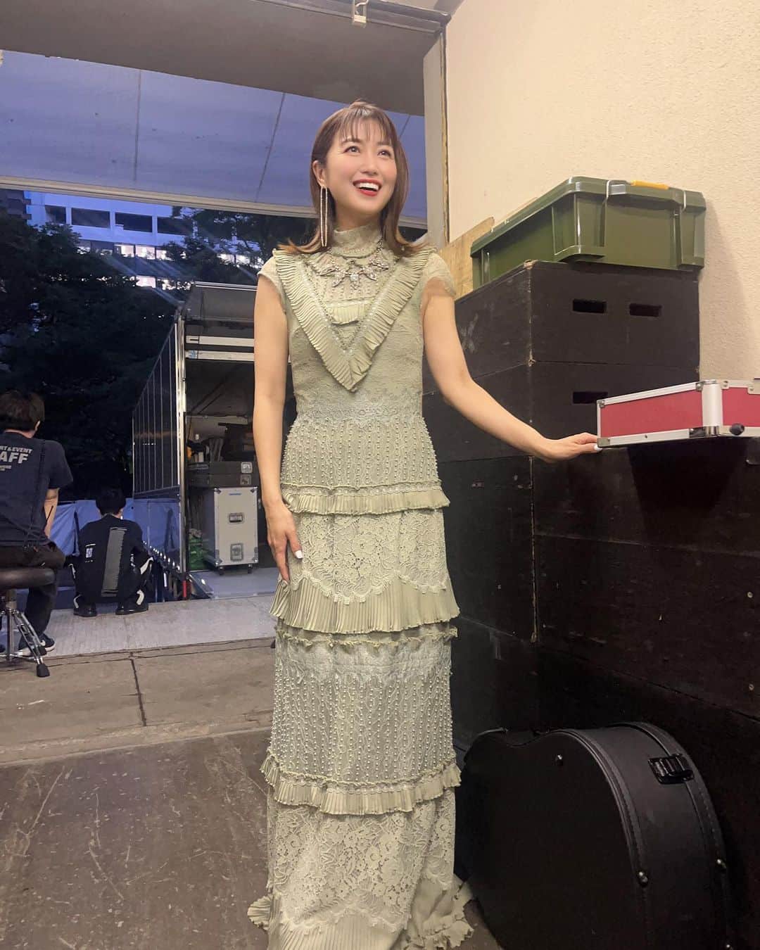 新妻聖子のインスタグラム：「#日比谷音楽祭2023 🌳  6/2金曜から6/3土曜朝にかけては雨天で☔️  スタッフの皆様はすごく大変な中で仕込みや準備をされて  何組か出演がキャンセルになってしまったアーティストさんもいらして😢  それでも土曜日お昼から持ち直したお天気の中、数年ぶりにきちんとした形での開催となった今年の日比谷音楽祭！そこに居られた事がとにかくハッピーでした！  実行委員長の亀田誠治さんはじめ、たくさんの関係者の皆様へお疲れ様でしたのビッグハグと、いつもありがとうのビッグラブを🫶  ご来場くださったお客様、配信でご覧になった皆様も、共に楽しんでくださり本当にありがとうございました✨  全て無料という信じられないほどオープンでボーダレスな音楽祭…🎵🎺🎙️🎸 今年のクラウドファンディングのリターンもめちゃカワなので、まだの方は是非チェックしてみてくださいね！！  Hibiya Dream Session 1で着た衣装は、数年前にひと目惚れして買った#アリスアンドオリビア でした👗  LIBERAの皆さん(癒しでしかない美しい歌声でした🥰)とコラボさせてもらう事になったので、こういう少し品のある優しい色合いのドレスが良いかなぁと思って選びました！  2枚目の写真はこの日の私服。 持っているトートバッグは20周年コンサートのグッズです。 しれっとグッズ初公開。 今回のコンサートグッズはどれも可愛いので詳細を楽しみにお待ちくださいませ🩵  さて、このシャツワンピース。 姉と渋谷に行った時にたまたま見つけた #CIELAIR というブランドのお洋服なんですが、使いやすくて最近ほぼ毎日着ている！！  姉も気に入っちゃって「え、真似しないで？」とか言い合いながら結局姉妹で色違いで買ってしまった…(はからずもデニムジャケットまで姉とおそろで買ってしまった)。  前開きで着脱がラクだし 形が綺麗で着痩せするし 洗濯機でガンガン洗えてシワにならないし…本当に使える！！  同じワンピース、まだオンラインストアの方で売ってましたよん！(2023.06.12現在)  というわけで今日も私はこれを着ています😂 洗濯して干した後にクローゼットに仕舞うのが億劫なだけという説もある… #はいズボラです #新妻聖子」