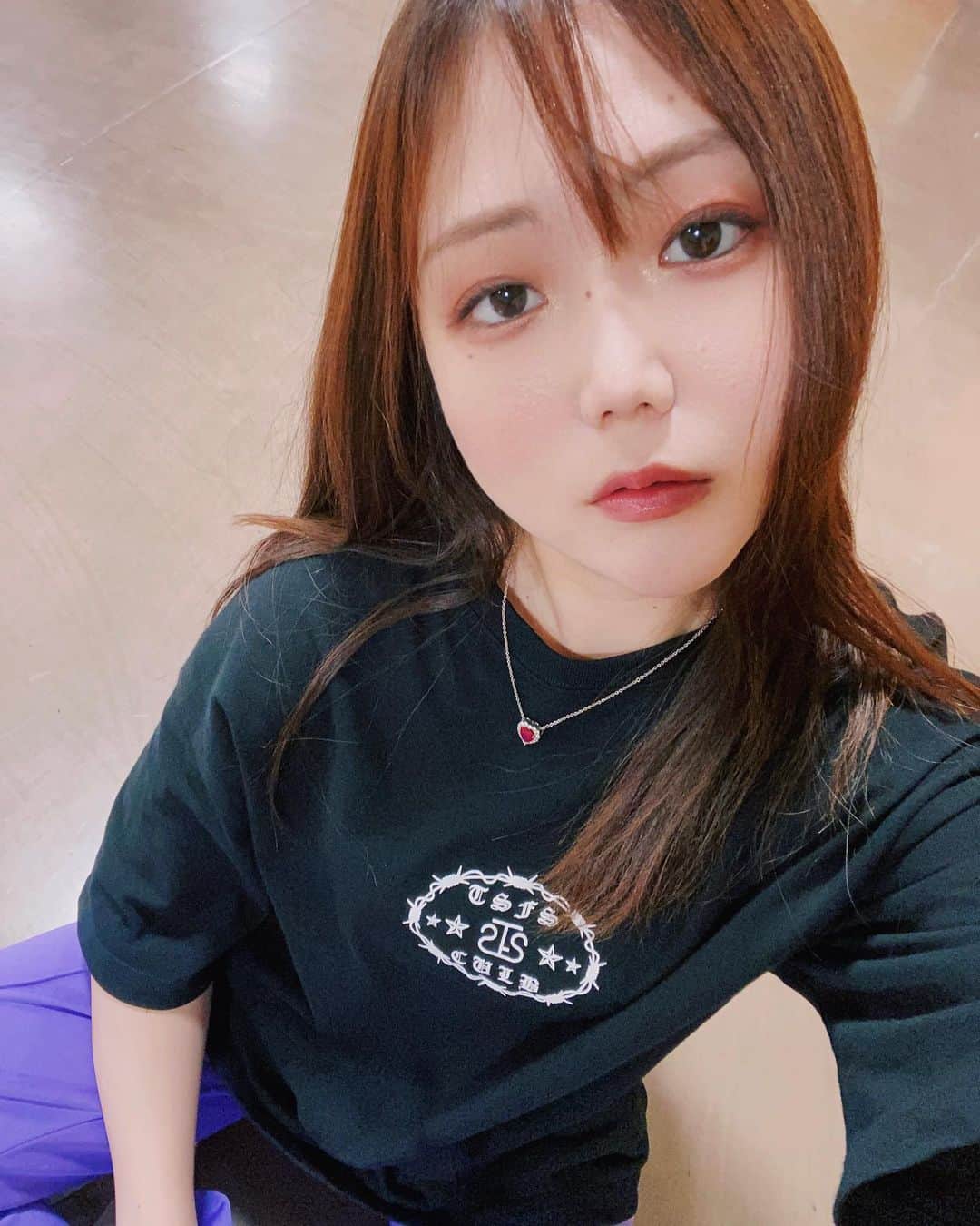 藤田早希のインスタグラム：「毎日稽古で着る服とかほぼ気にしてないけど The Start From Scratch( @tsfs_official ) のTシャツに助けて貰ってる😂 ロゴが強調されないし、色味のあるオシャレジャージと 合わせるのが好き👾 梅雨だし、毎日疲労との戦いで 見る物からでもテンションあげてる👶🏻🍼 着用はLサイズ¥3000のやつ 色違いまた紹介するねっ💓. . . .  #tsfs #thestartfromscratch #tシャツコーデ #tシャツ #tshirts #cozyvibes . . . .」