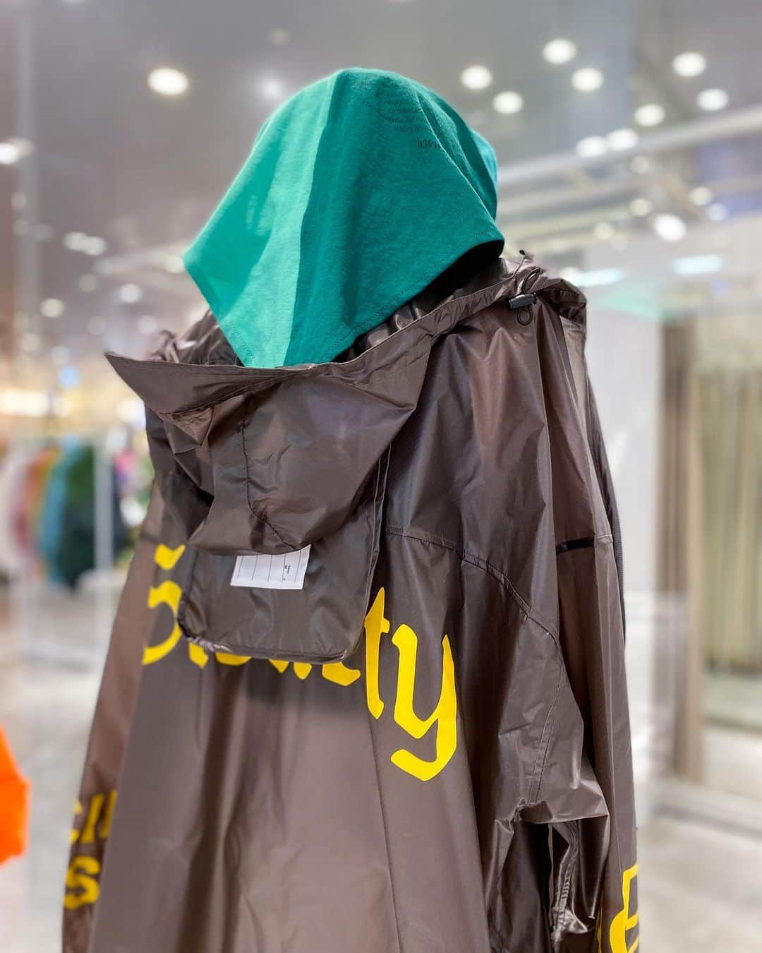 HANKYU.MODEさんのインスタグラム写真 - (HANKYU.MODEInstagram)「. D-LAB RESORT&RAIN ITEMS! At 3F『D-LAB』 @hankyu_dlab   「D-LAB」より、リゾートシーンやレインシーズンに向けておすすめアイテムをピックアップ。ビーチにぴったりなOff-Whiteのクロスサンダルは、夏らしいブルーが足元を明るくしてくれる。水もさっとふけるリサイクルプラスチックを使用したカゴバッグや、軽量撥水生地のレインパーカーなど雨の日でもおしゃれを楽しめるアイテムがラインアップ。  その他にも、この夏に取り入れたいモードなリゾートアイテムを特集。 詳しくはプロフィールURLをチェック！@hankyumode  Page1 サンダル(#offwhite)　48,400円 キャップ　42,900円  Page2　バッグ(#lalo)　13,200円 Page3　スニーカー(#ganni)　60,500円  Page4 サンダル(#ganni)　63,800円 ハット(#vatka)　11,000円  Page5　ハット(#nanushka)　31,900円  Page6‐7 レインパーカ―(#blackweirdos)　68,200円 キャップ(#marineserre)　48,400円  Page8　サンダル(#gyosan)(各2,530円 Page9　キャップ　51,700円  Page10 ジャケット　75,900円 カットソー　59,400円 スカート　42,900円 ハット　28,600円 バッグ　18,480円   #hankyumode #hankyu #阪急うめだ本店 #うめはん #ファッション #オフホワイト #サンダル #キャップ #ハット #ラロ #ガニー #ヴァトカ #ナヌーシュカ #レインパーカ― #マリーンセル #ギョサン」6月12日 12時17分 - hankyumode