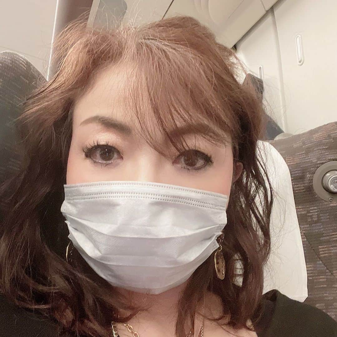 モモコさんのインスタグラム写真 - (モモコInstagram)「新幹線にて🚅 ショック事件😨 大好きな朝のワンコインモーニング、サンドイッチとコーヒーが200円以上値上がりしてた…😭 ワゴンのオネーさんに聞いて 「諦めます！」 って言ったら 「また気が変わったら言ってください。」 と言われた💦 気は、変わらん… 売店で買ったコーヒーだけで我慢しよー…と。  昨日配信のYouTube『モモコ新聞』は、韓国旅行の後編です✈️ 韓国グルメや人気のカフェにも行ったりして楽しみました❗️  #ハイヒールモモコ #👠 #👠🍑 #CHANEL #シャネラー #グルメ #アメブロ  #YouTube #モモコ新聞 #韓国旅行 #長女と #2泊3日 #オシャレなカフェ #カンジャンケジャン #新幹線 #車内販売 #値上がり #ショック」6月12日 7時05分 - highheel_momoko