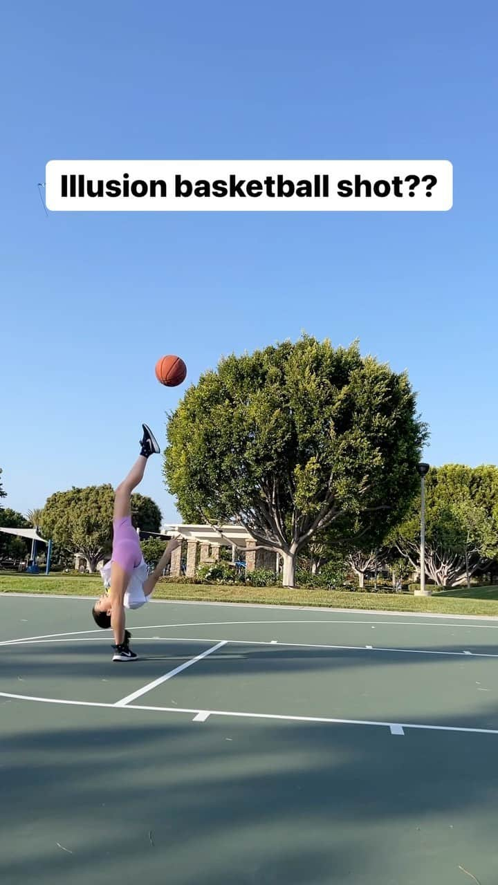 篠原枝令菜のインスタグラム：「Illusion basketball shot!! This took forever 😭 come back tmr :) #basketball #ballislife #challenge #rhythmicgymnast」