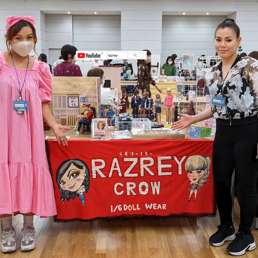 ラズリークロー（RAZREY CROW）のインスタグラム：「6/11 Doll Show 久しぶりに皆さんのお顔が見れて嬉しかった♡初めて会いに来てくれた方々もありがとうございました💕razreyブースのお手伝いGirlは @barbie_11o4 楽しい１日でした🤗   #razrey  #razreycrow #barbie #dollshow #youtubechannel #youtuber #youtubers #バービーコレクター #ユーチューバー #ユーチューブクリエイター #ユーチューブチャンネル #ドールショウ」