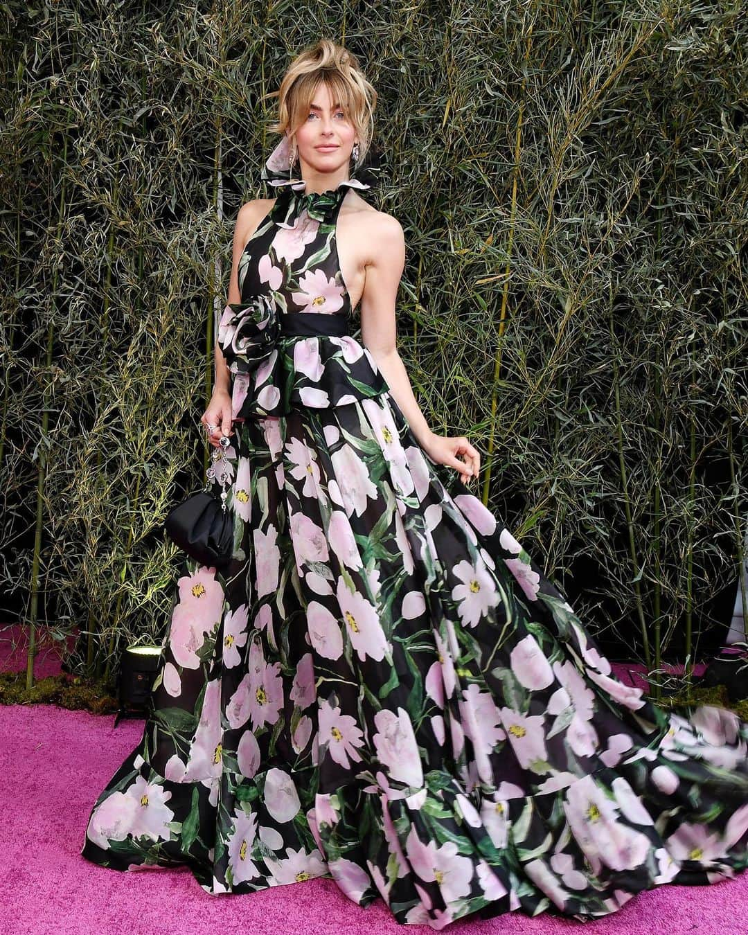 Just Jaredさんのインスタグラム写真 - (Just JaredInstagram)「Julianne Hough and Skylar Astin walk the red carpet at the Tony Awards ahead of hosting the pre-show on Pluto TV! #JulianneHough #SkylarAstin #TonyAwards #TonyAwards2023 Photos: Getty」6月12日 7時12分 - justjared