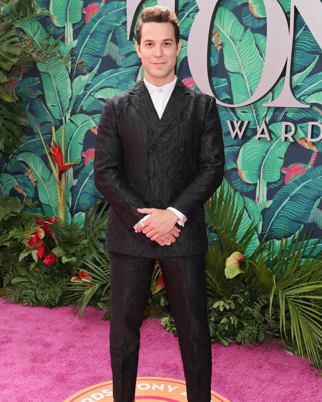 Just Jaredさんのインスタグラム写真 - (Just JaredInstagram)「Julianne Hough and Skylar Astin walk the red carpet at the Tony Awards ahead of hosting the pre-show on Pluto TV! #JulianneHough #SkylarAstin #TonyAwards #TonyAwards2023 Photos: Getty」6月12日 7時12分 - justjared