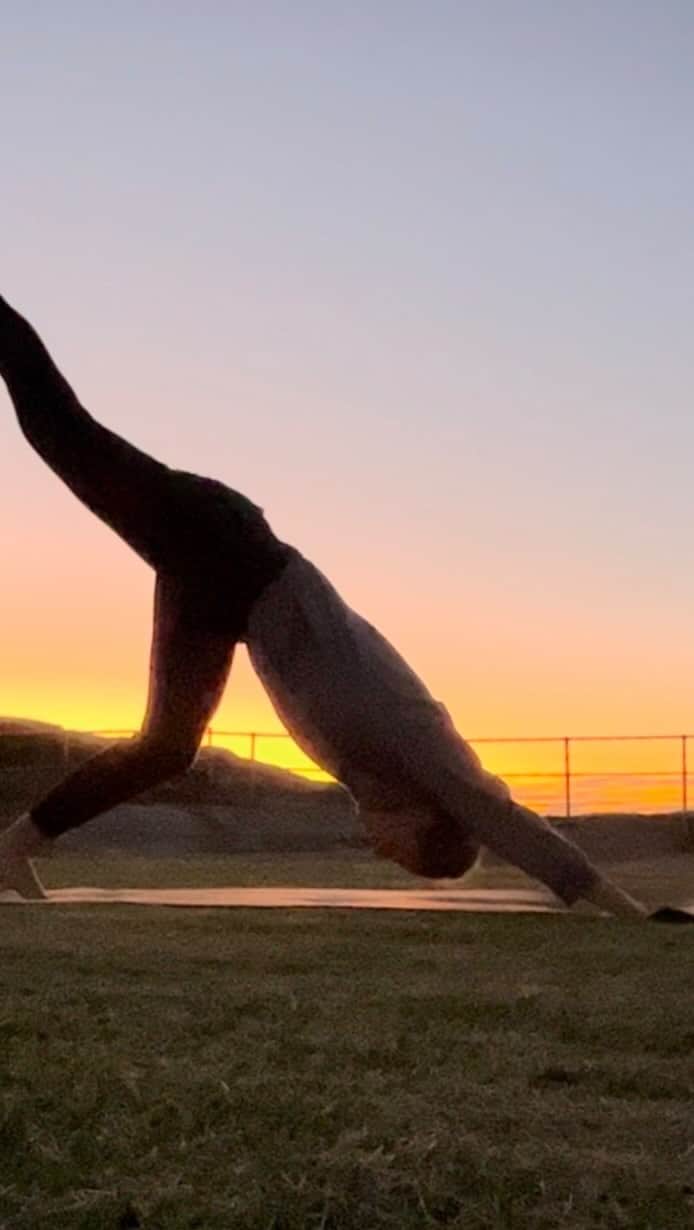 ブロンテ・キャンベルのインスタグラム：「Sunrise is the best time to unwind  Saw 4 whales go past during this yoga session 🐳  Such a great way to start the day」