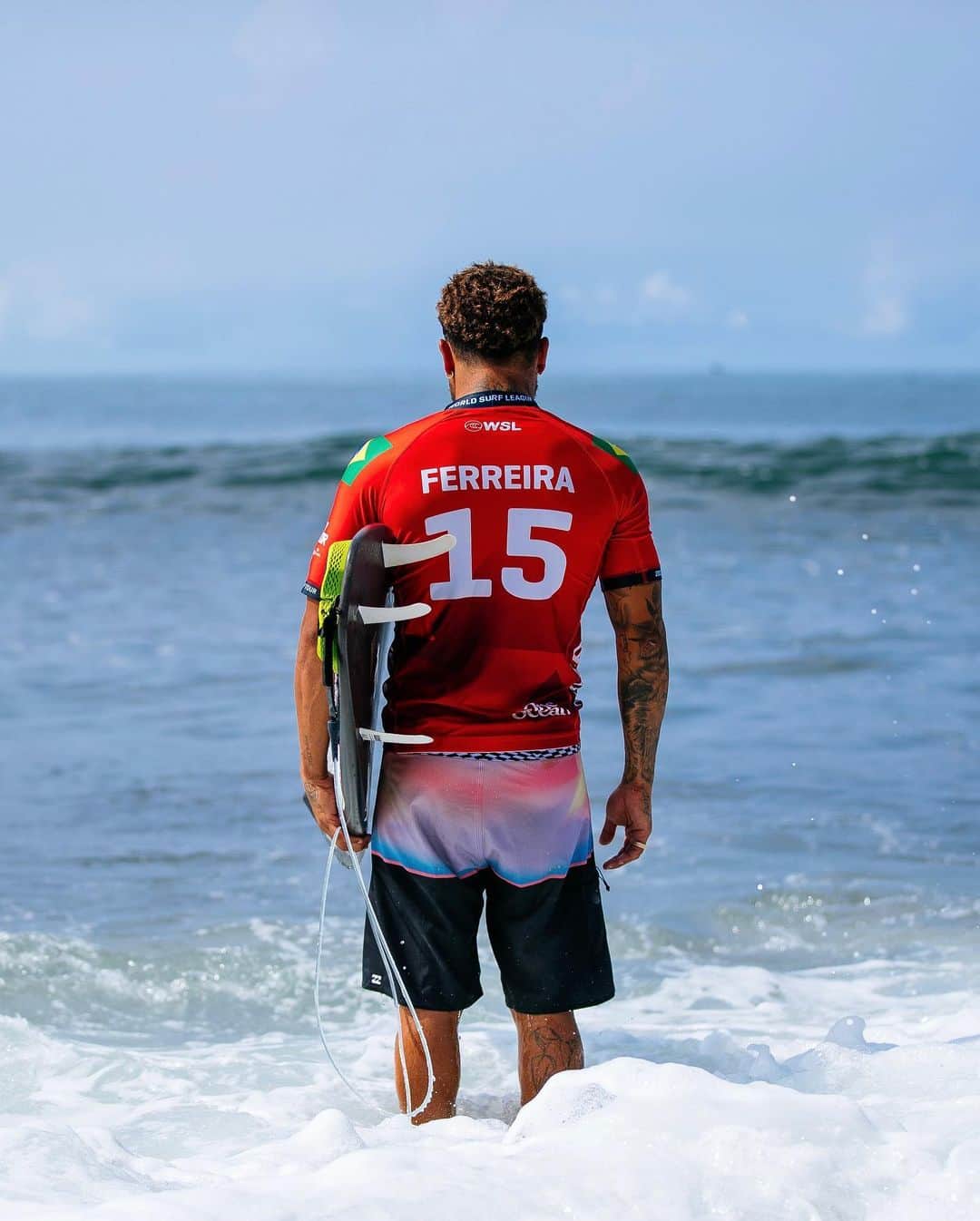 イタロ・フェレイラのインスタグラム：「5° lugar, resultado mais que positivo!  Acabei só invertendo a ordem do que eu planejei pra essa reta final. Então, vamos seguir firme que tem muito pela frente.  Grato a Deus por todas as oportunidades e momentos vividos. #fésempre  BRASIL, vejo vocês em breve 🤍✨  @wsl」