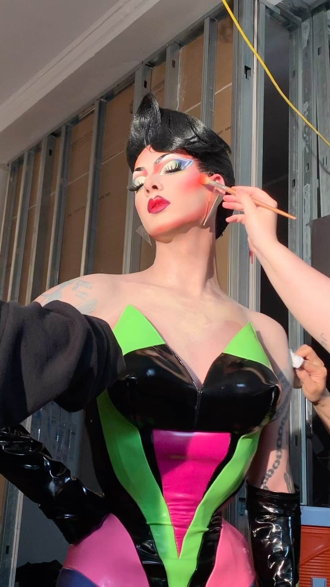 ヴァイオレット・チャチキのインスタグラム：「@patmcgrathreal my Gemini sister thank you for all the beauty and inspiration you have given the world and thank you for always making me look and feel gorgeous! Happy birthday mother! BTS of something very exciting coming from Pat McGrath Labs ! 💋」