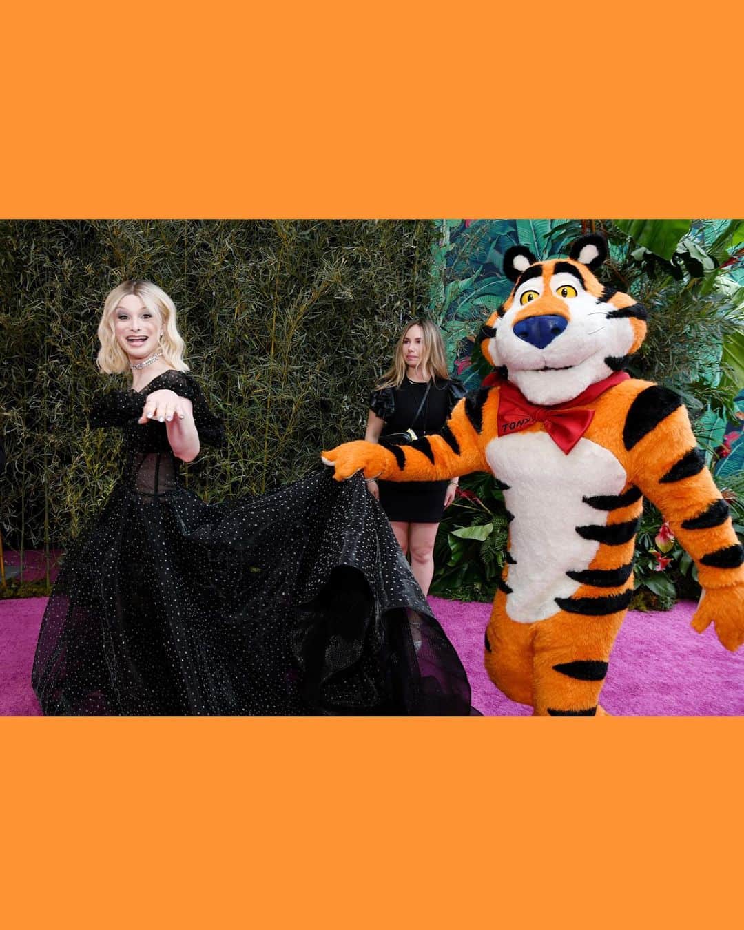 Just Jaredさんのインスタグラム写真 - (Just JaredInstagram)「Newly blonde Dylan Mulvaney (wearing Christian Siriano) debuted her new look on the red carpet at the 2023 Tony Awards. She was also joined by Tony the Tiger! We've got so many more new pics over at JustJared.com! #DylanMulvaney #TonyAwards Photos: Getty」6月12日 7時42分 - justjared