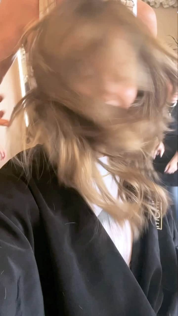 ケイラ・ユーウェルのインスタグラム：「The best @ninezeroone 🙌🏻  Cut @riawna  Color @nikkilee901」