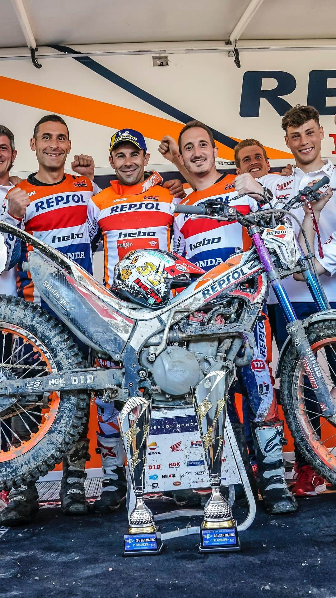 藤波貴久のインスタグラム：「Good weekend 😍✌🏻 🥇🥈🥇6️⃣ San Marino GP🇸🇲 @tonibou @ggmarcelli  @hondaracingcorporation  @box_repsol  @trialteamhrc  @alpinestars  @renthal_moto  @michelinmotorsport  @twin_air  @showabygpe  @s3parts.official  @didchain  @galfer_brakes  @braktec  @hebo.factory  @ogio_powersports」