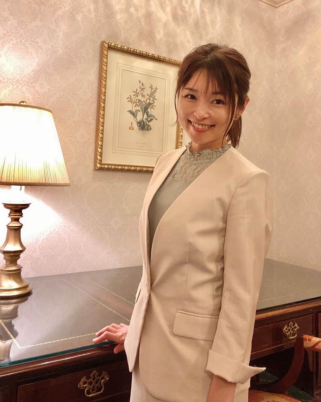 藤田りえのインスタグラム：「リッツカールトン大阪の雰囲気好き。 本番前にパウダールームにて。 ⁡  さぁ月曜日！ みんな張り切っていきましょーーぃ！  #藤田りえ #48歳 #1974年生まれ #アラフィフ #アラフォー #40代 #リッツカールトン #リッツカールトン大阪」
